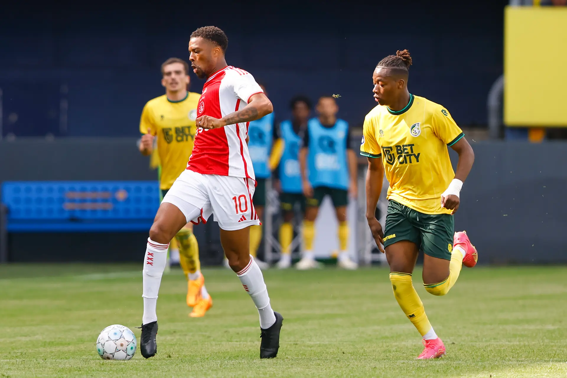 Akpom te spreken over Mislintat: 'Hij is echt top, een fantastische man'