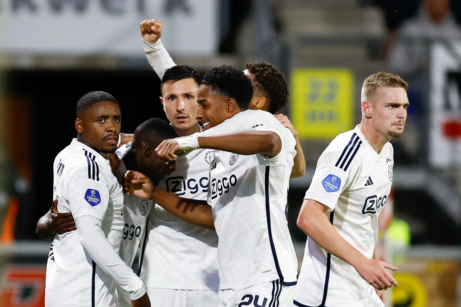 Ajax met 23 spelers naar Griekenland; geschorste Vos ontbreekt