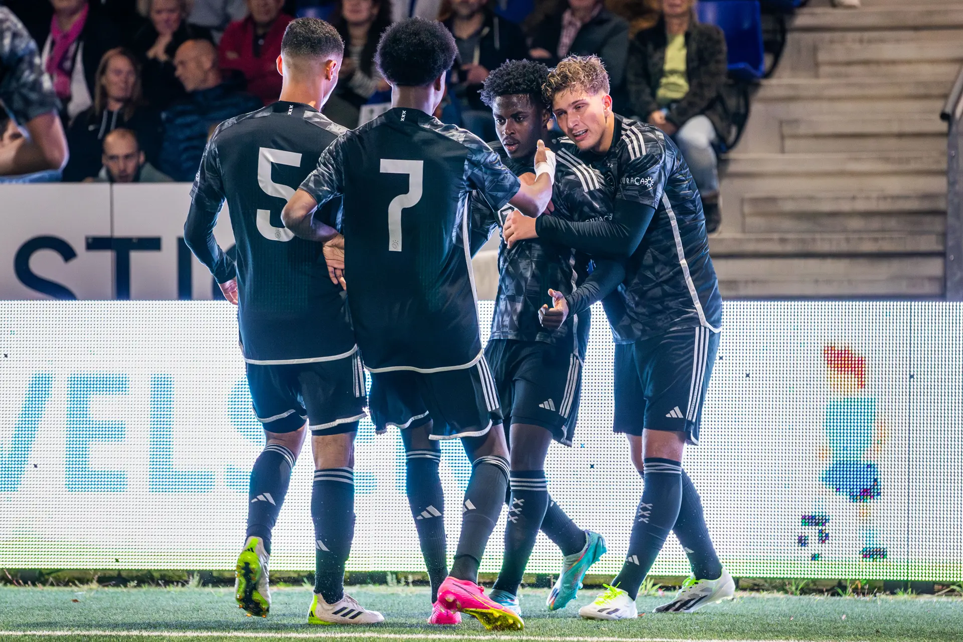 Misehouy en Godts combineren spaarzame lichtpuntjes bij elkaar, tijdens nieuwe nederlaag Jong Ajax