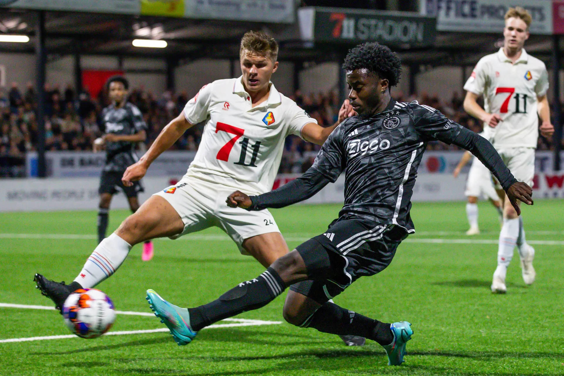 Dubbelslag Misehouy is niet genoeg voor Jong Ajax, dat in extremis van Telstar verliest