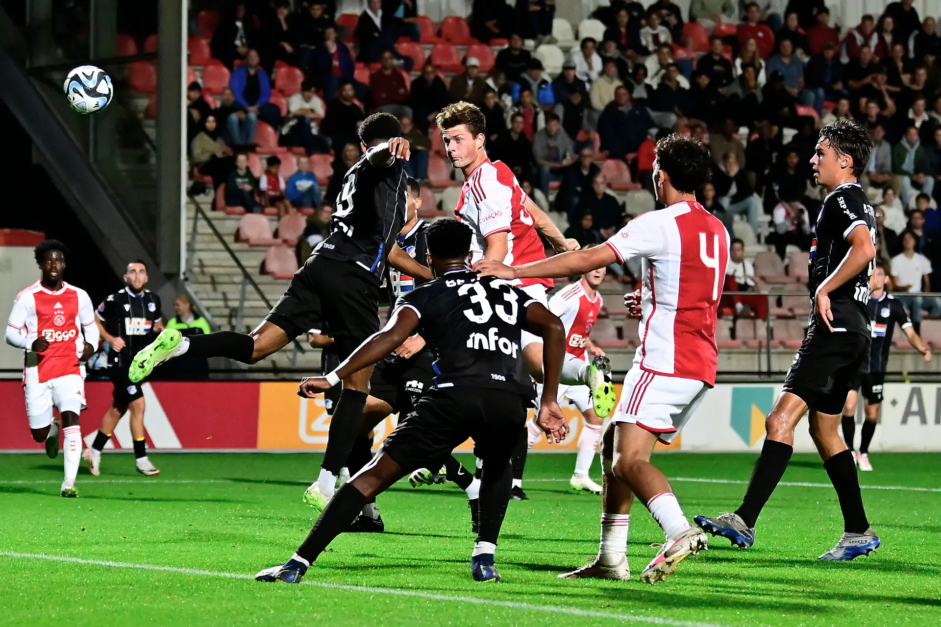 Jong Ajax geeft zege bij debuut Ramaj in blessuretijd uit handen