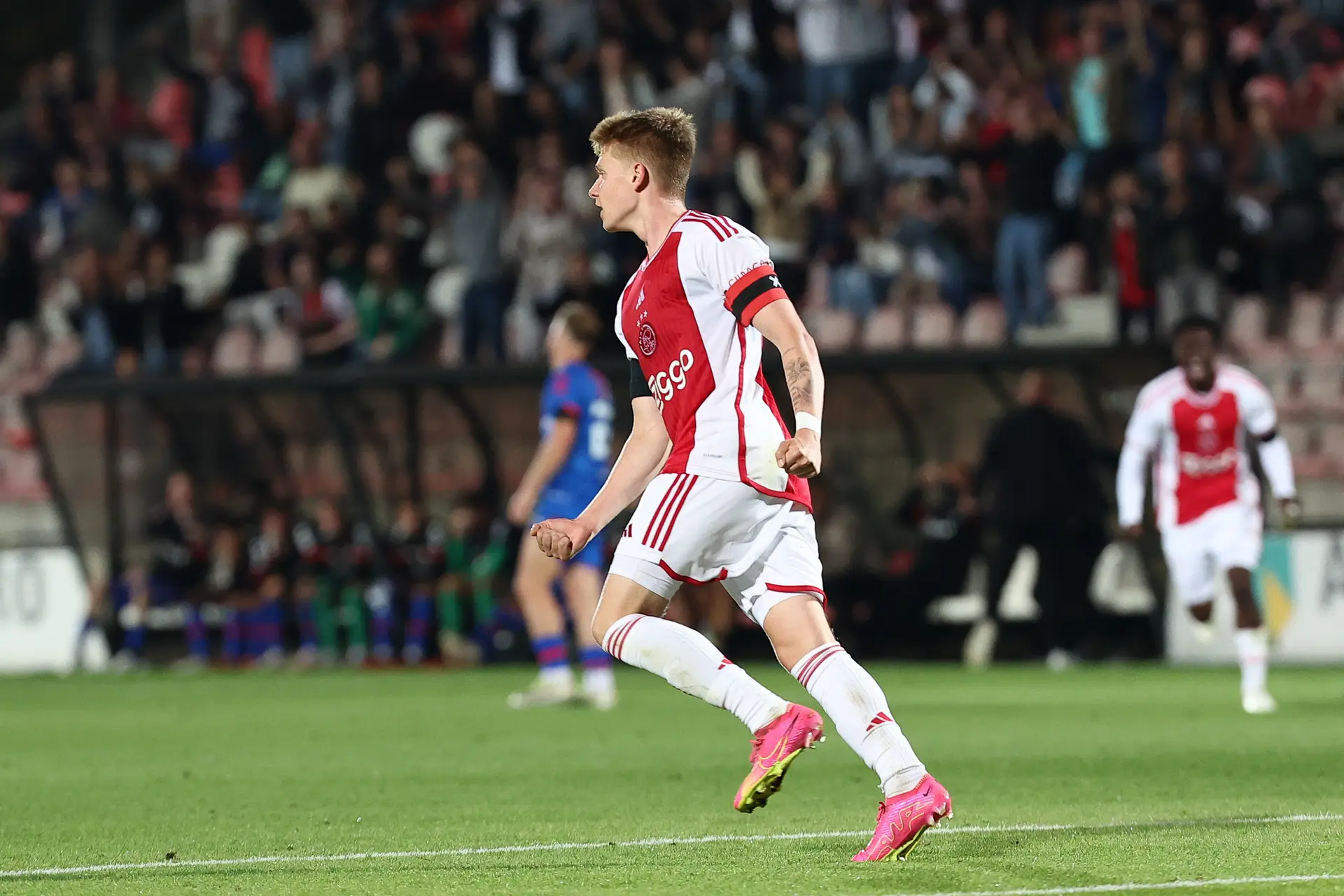 Jong Ajax geeft voorsprong uit handen, maar vecht zich toch terug tot eerste punt van het seizoen