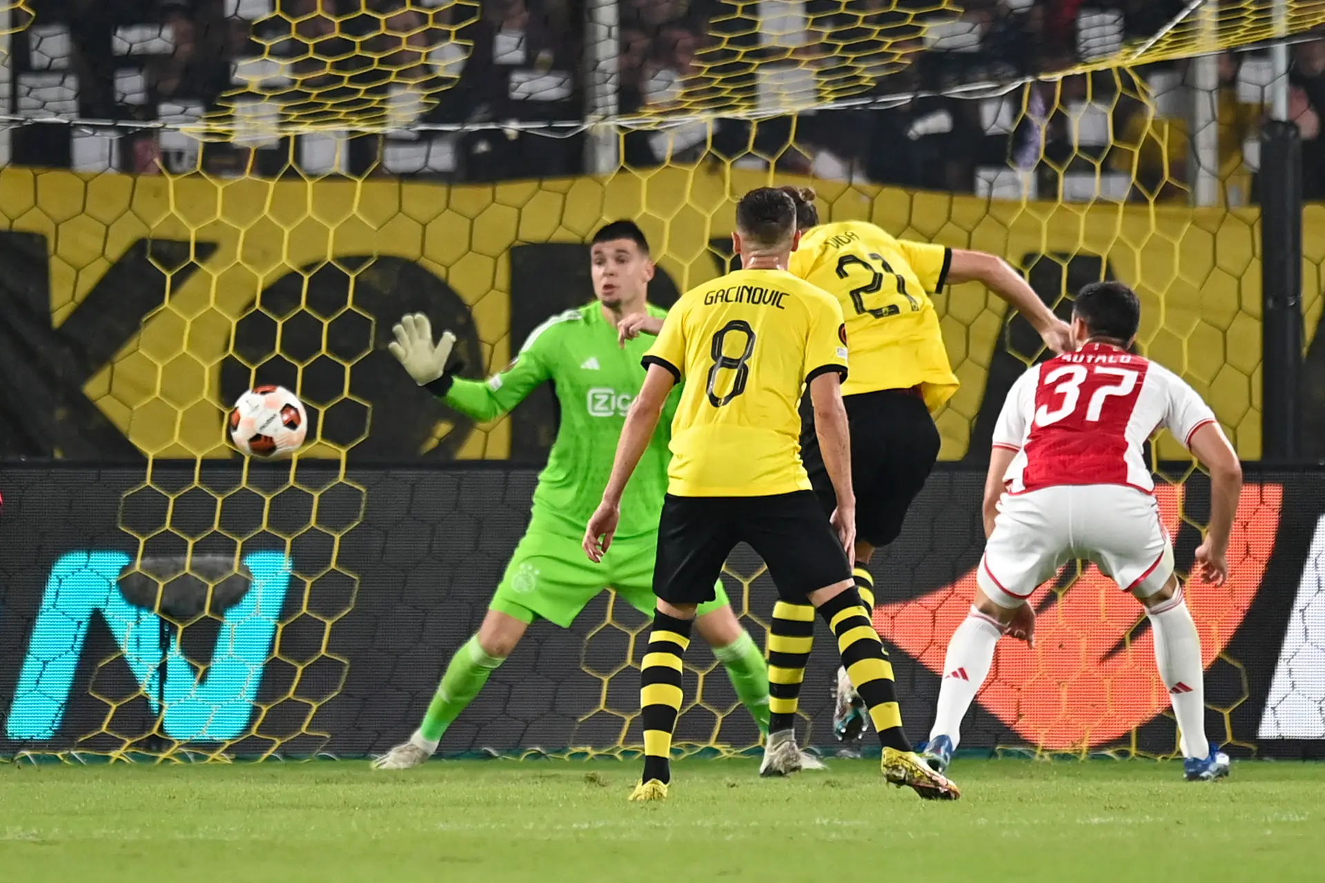 Branie: 'Het probleem van Ajax, ook tegen AEK: enorme gaten tussen de linies'