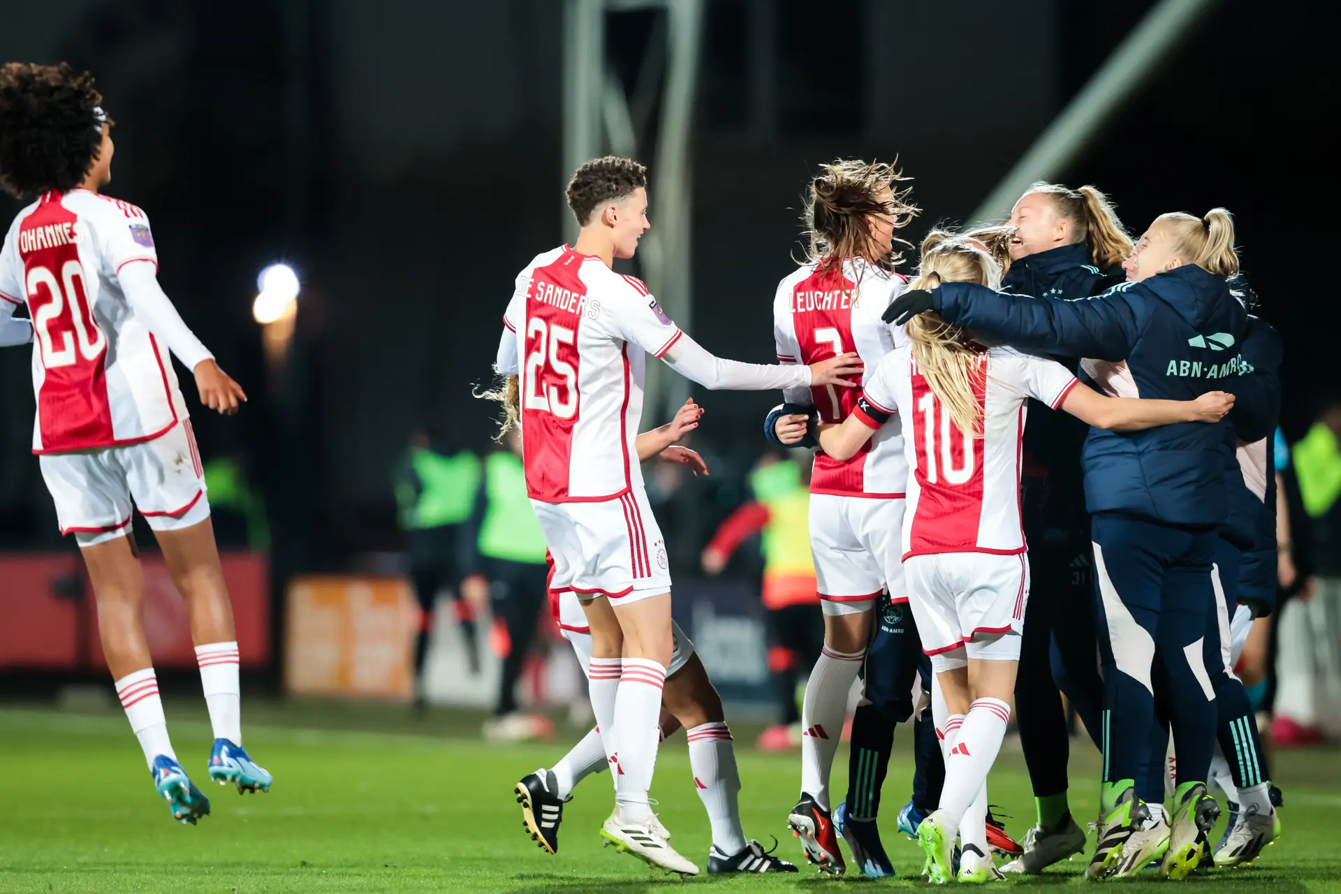Ajax Vrouwen plaatsen zich voor groepsfase Champions League na simpele zege op FC Zürich Frauen