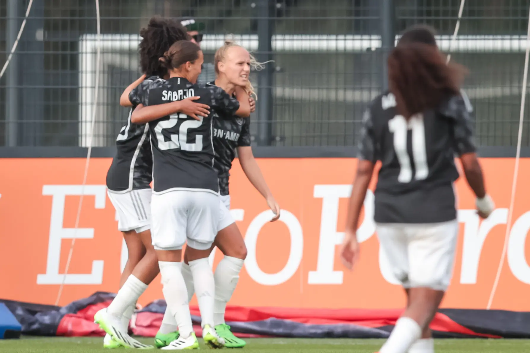 Ajax Vrouwen boeken krappe zege in Klassieker in Rotterdam