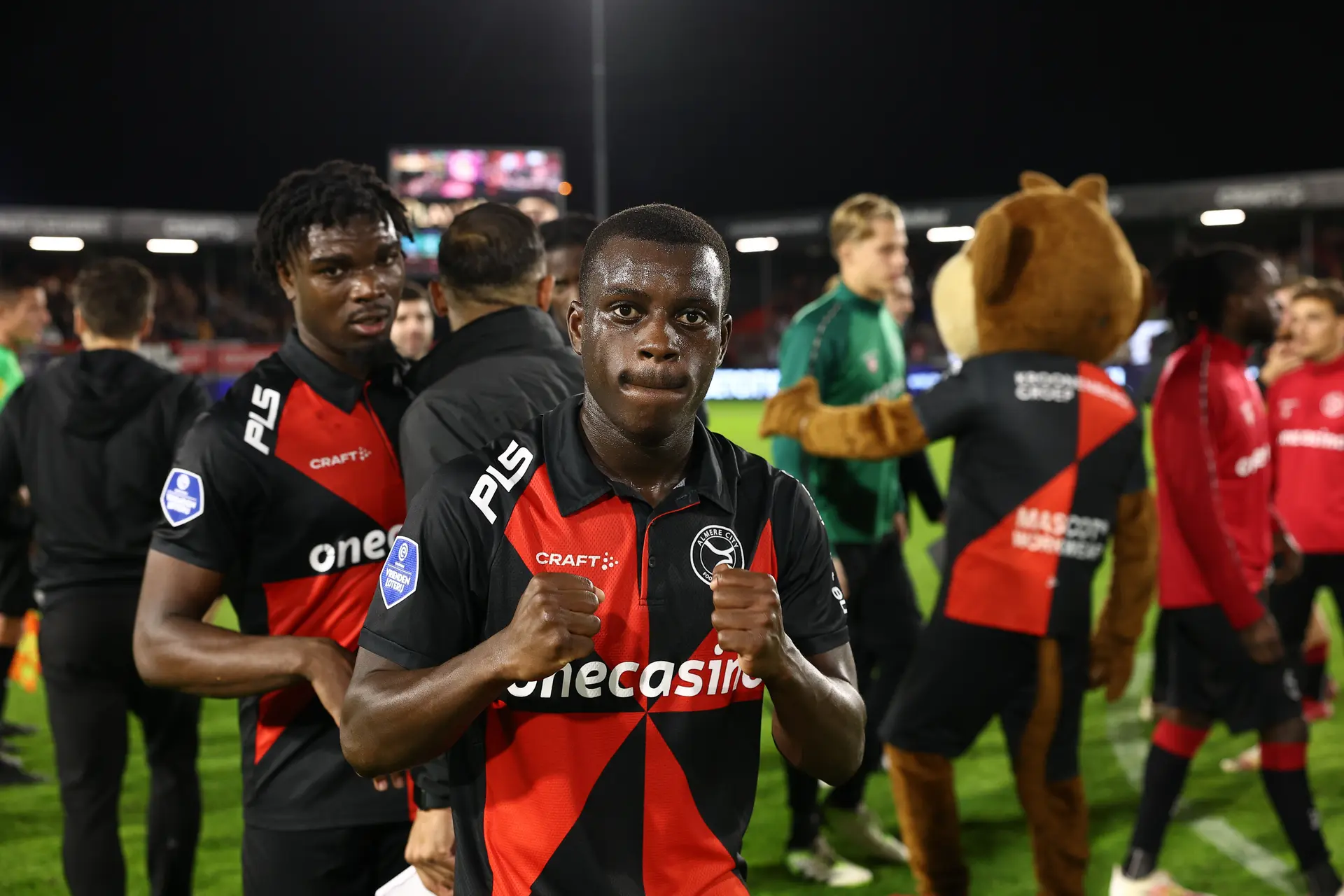 Almere City boekt eerste thuisoverwinning, Go Ahead Eagles wint overtuigend van Heracles Almelo
