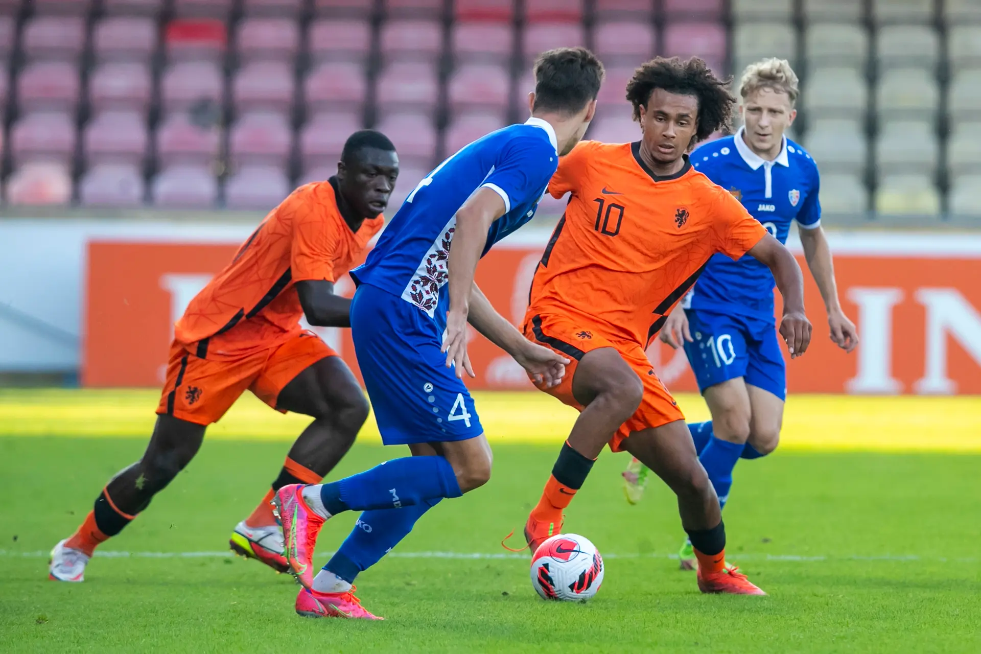Koeman laat Zirkzee invliegen na hamstringproblemen Brobbey