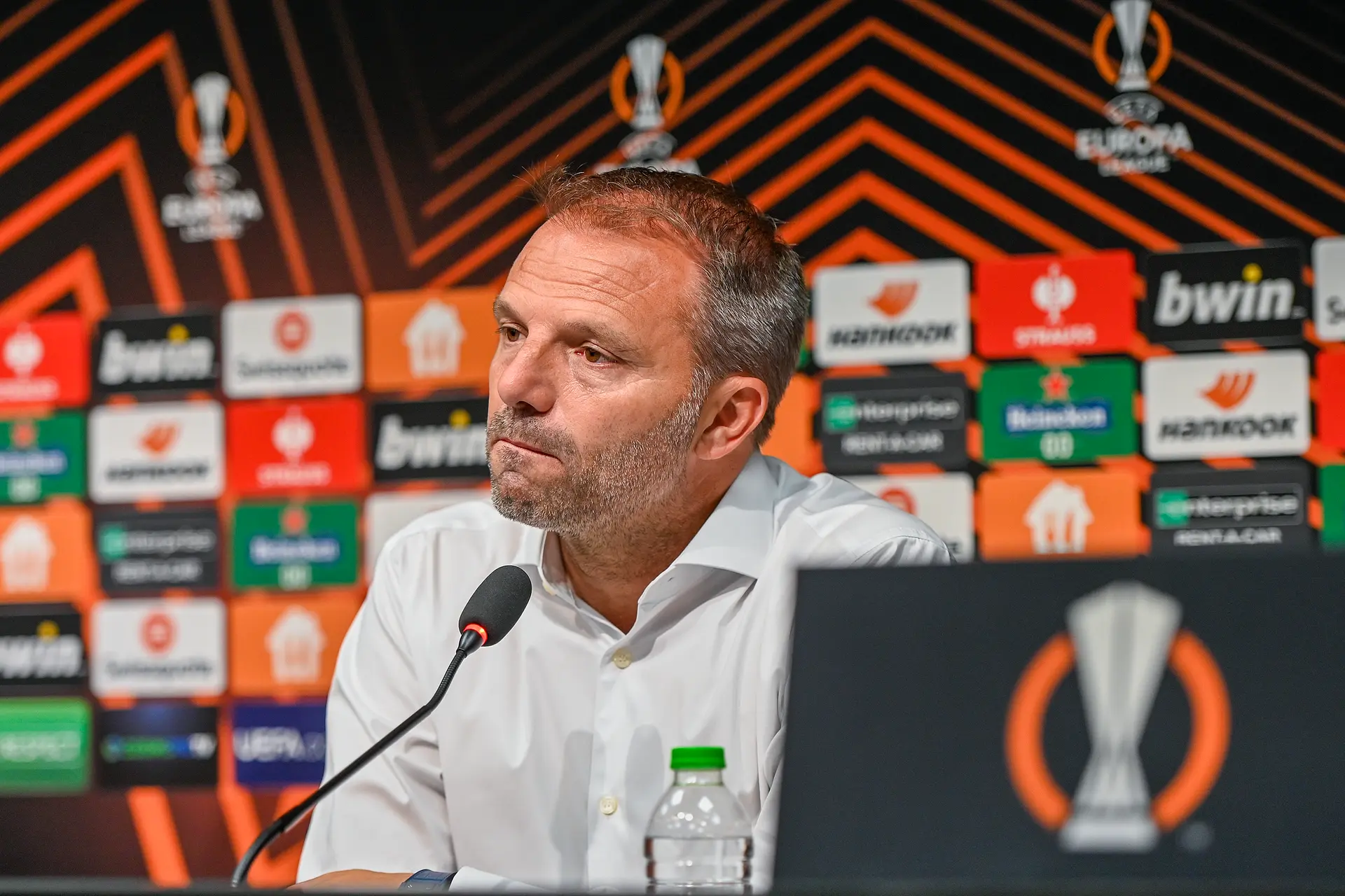 Steijn niet langer hoofdtrainer Ajax; Maduro tijdelijk eindverantwoordelijk