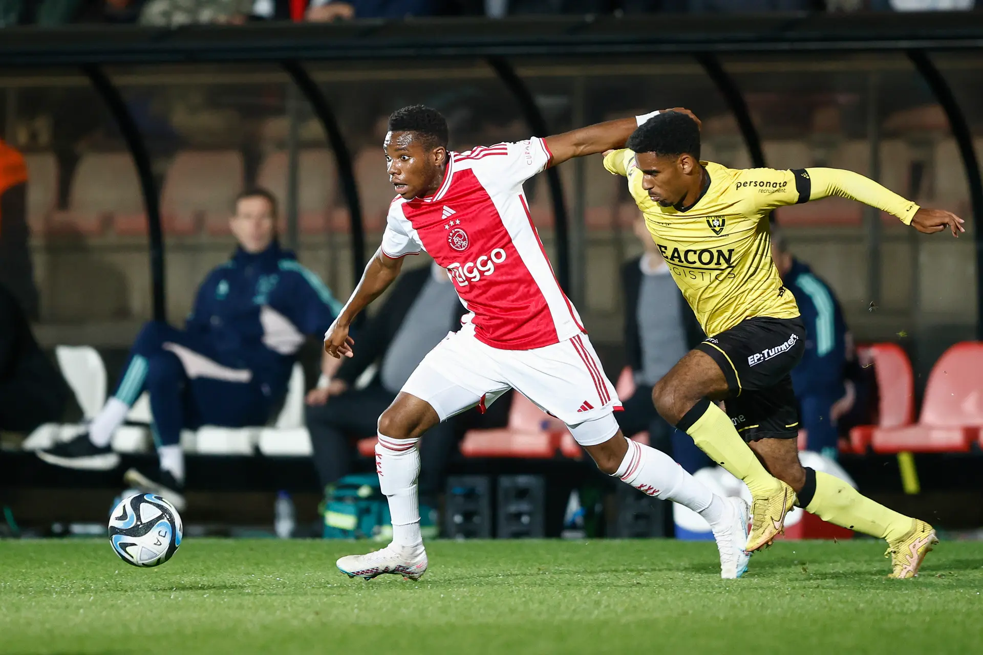 Geruchtenmolen: 'Tottenham legt Ajax-talent Idumbo Muzambo vierjarig plan voor'