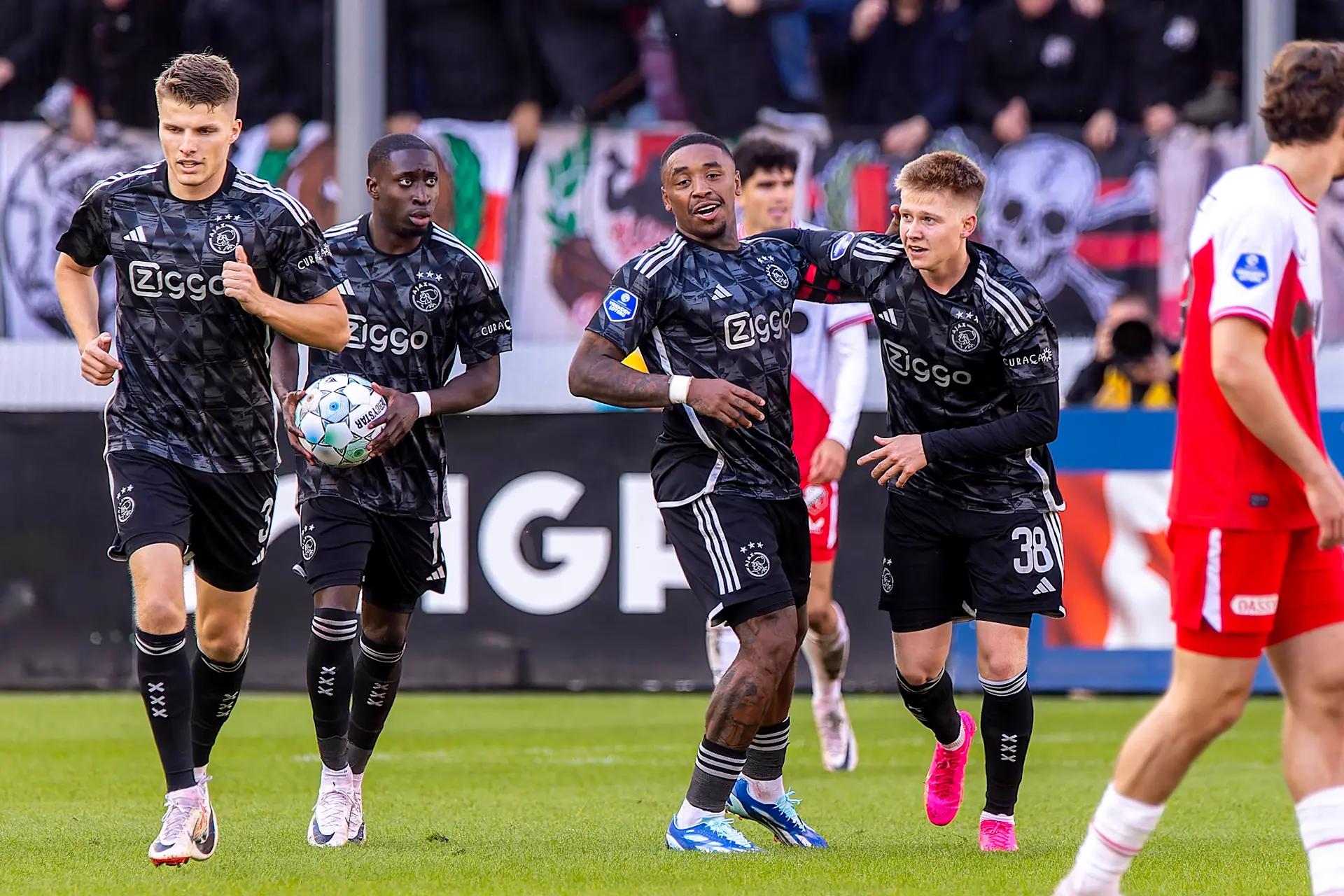 Slecht spelend Ajax onderuit bij FC Utrecht na knotsgek duel