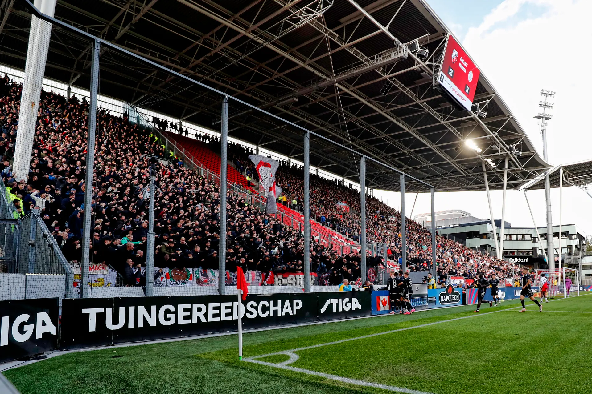 Ajax speelt bekerwedstrijd tegen Hercules in Stadion Galgenwaard