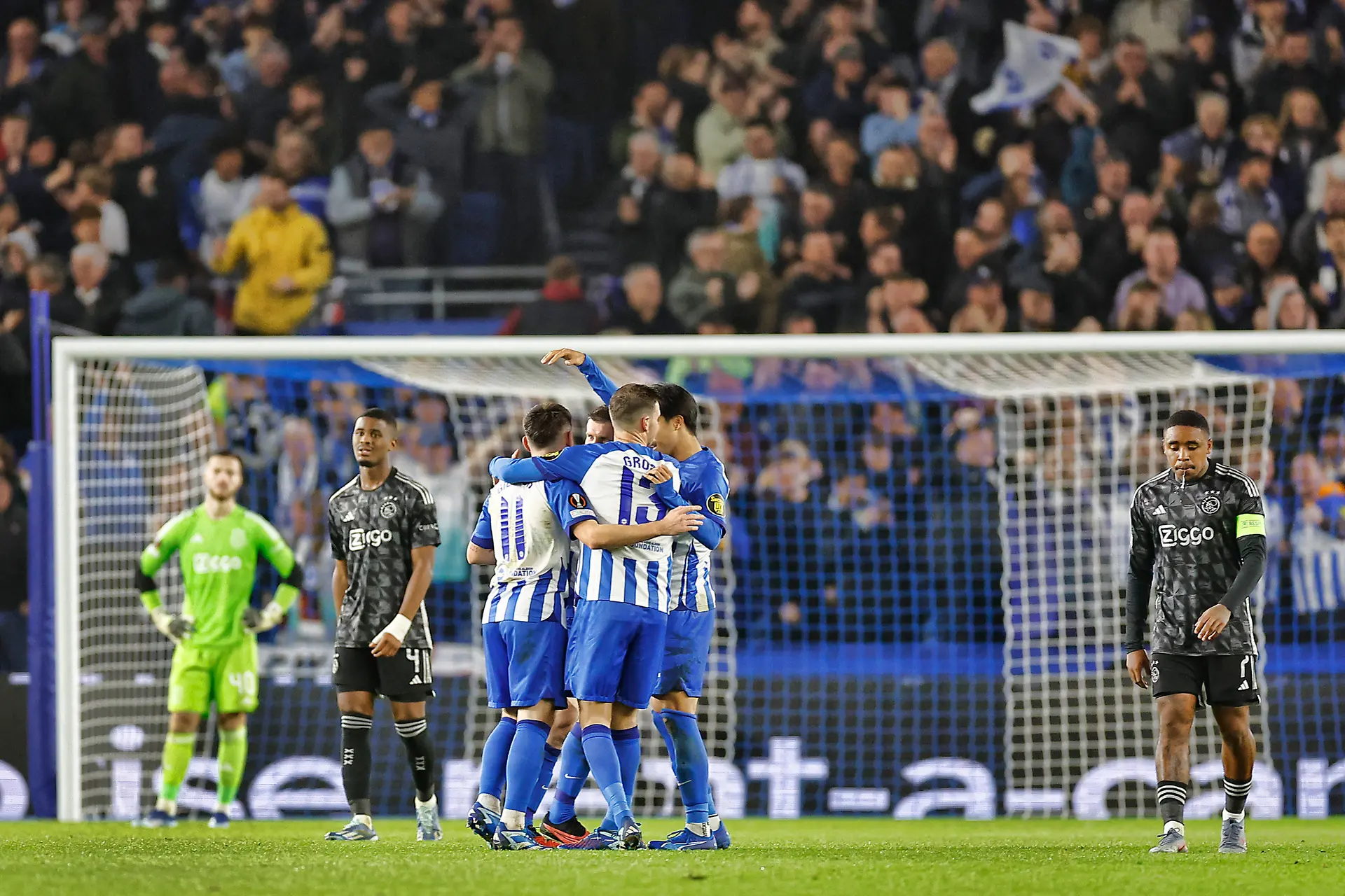 Engelse media schrikken van Ajax: 'Brighton heeft Ajax voetballes gegeven'