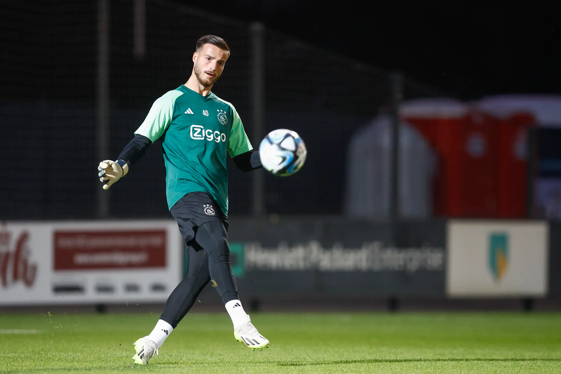 Ramaj helpt Jong Ajax met fraaie reddingen en assist aan eerste overwinning van het seizoen