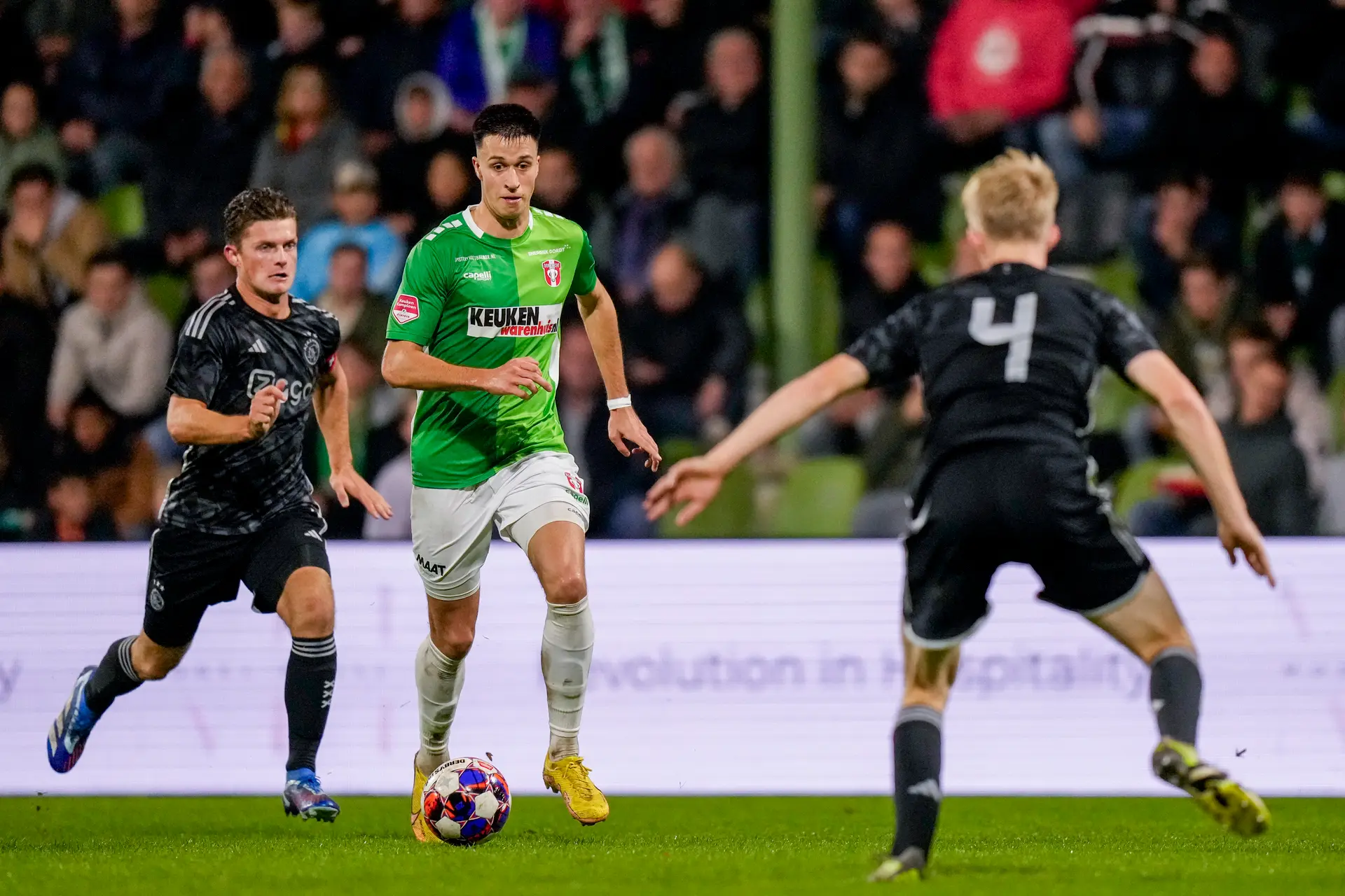 Jong Ajax heeft weinig in te brengen en gaat hard onderuit bij FC Dordrecht