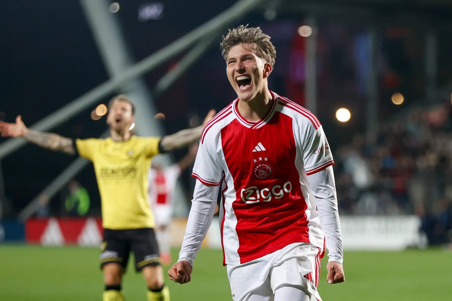 Godts en Ramaj stelen de show en Salah-Eddine verzorgt de opbouw bij eerste zege Jong Ajax