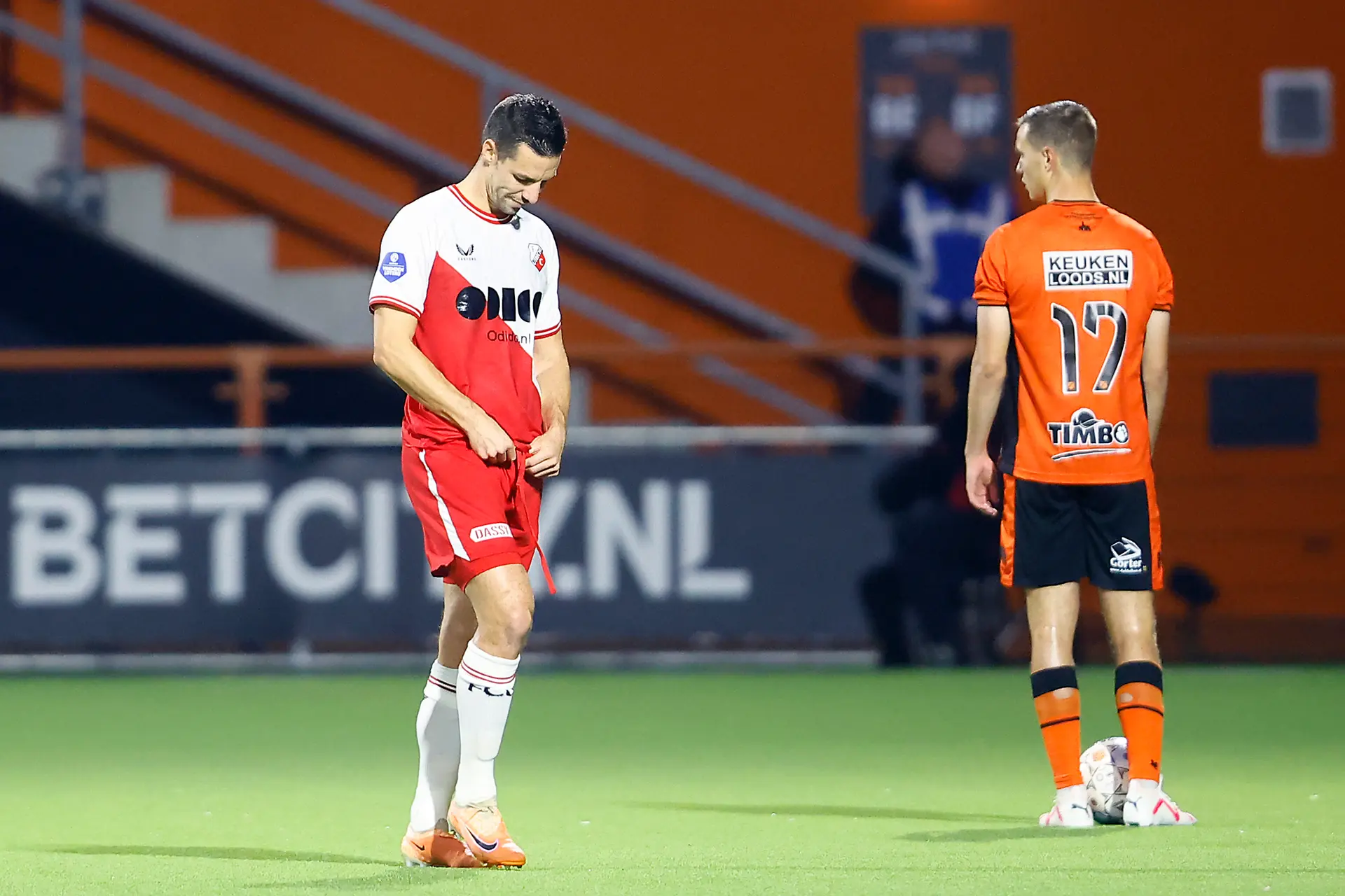 Viergever krijgt rode kaart tijdens nederlaag FC Utrecht tegen FC Volendam