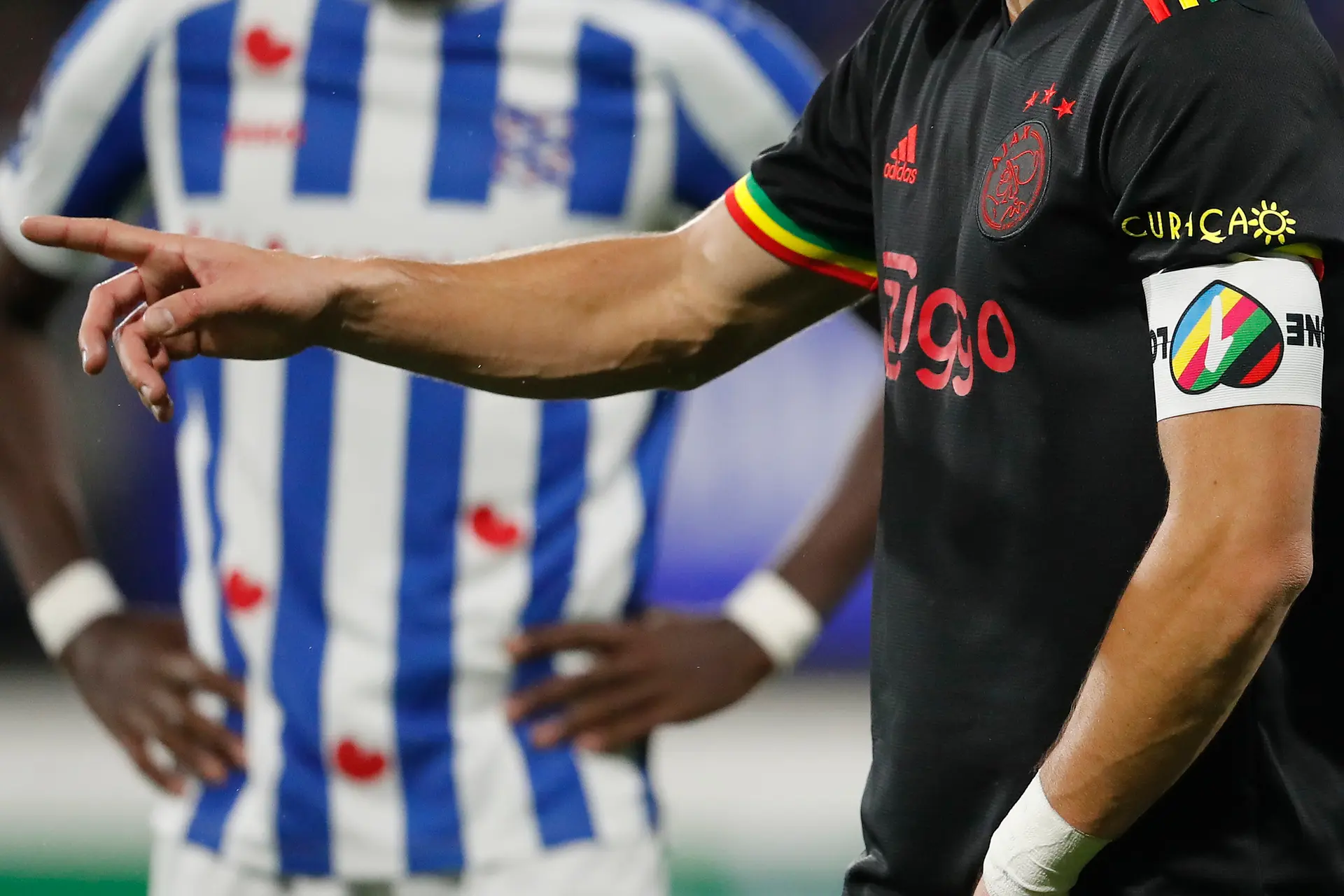 Geen verplichte regenboogband meer in Eredivisie dit seizoen