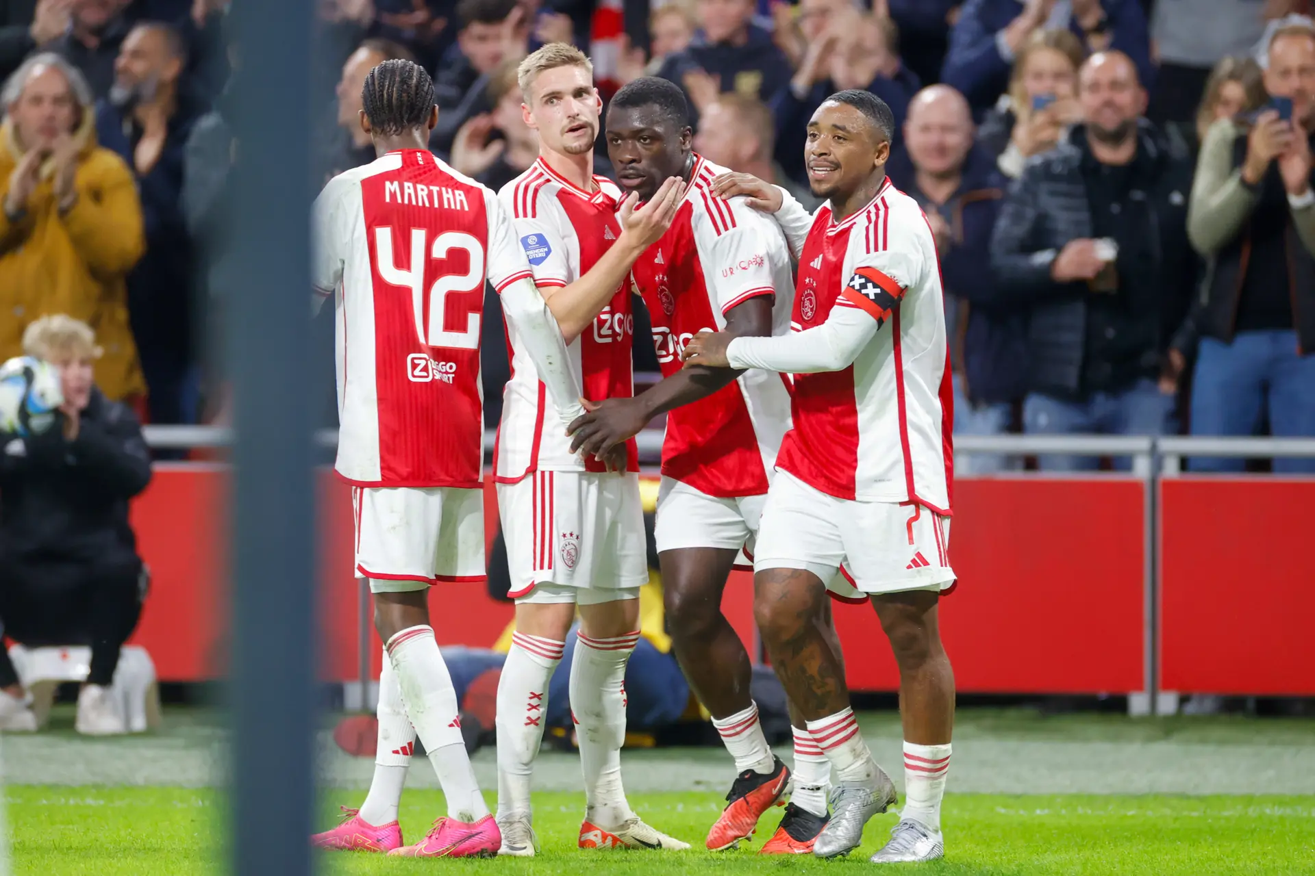Kranten: 'Bergwijn symboliseert de arbeidslust, het nieuwe elan en spelvreugde bij Ajax'