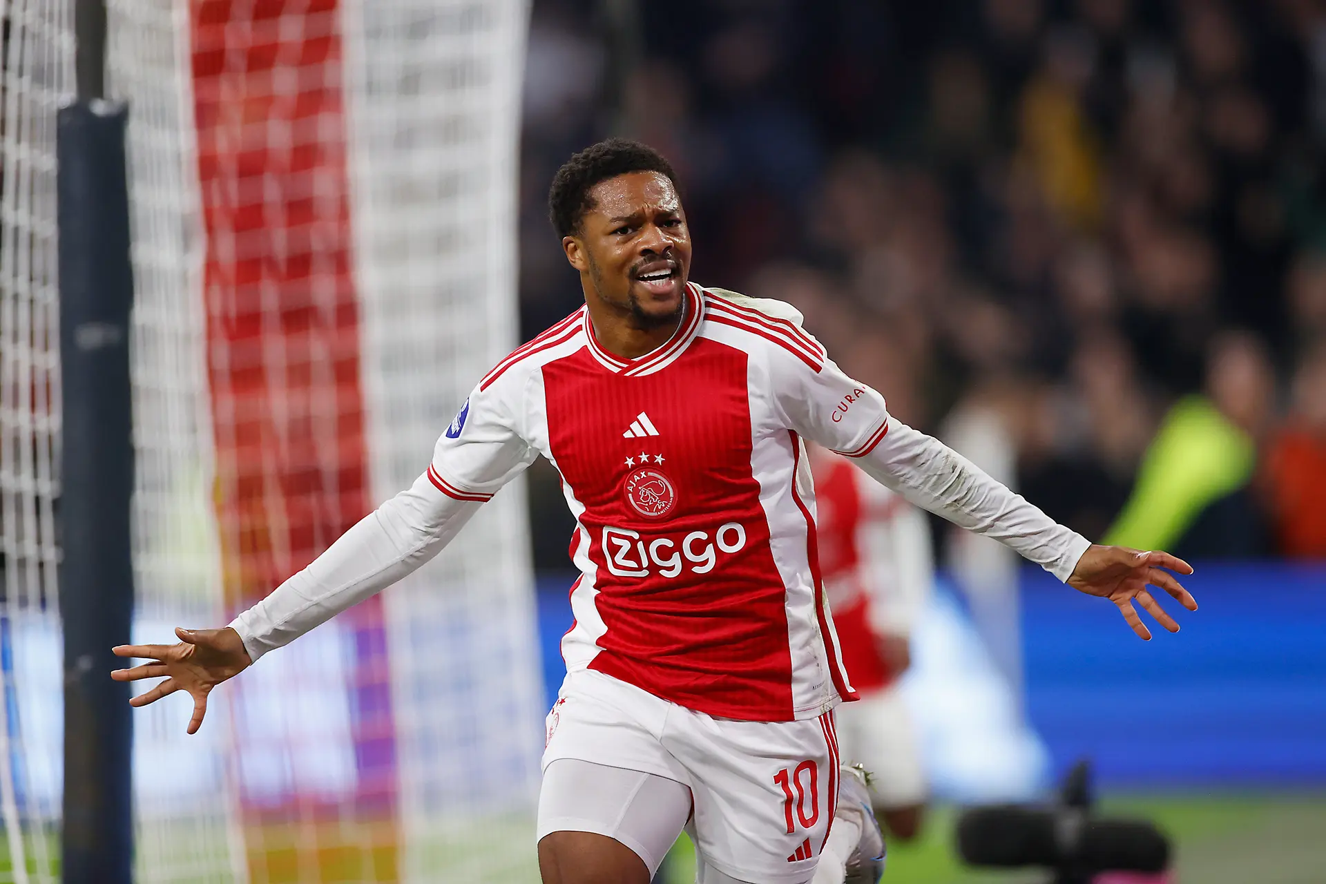 Ajax neemt via Akpom pas in slotfase afstand van sc Heerenveen