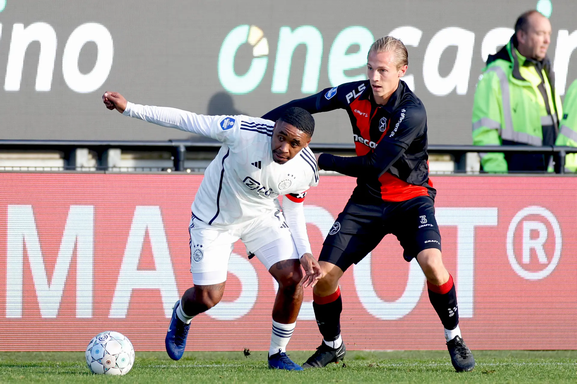 Vink vond Brobbey goed spelen: 'Dat is echt iets waar Ajax zich aan moet optrekken'