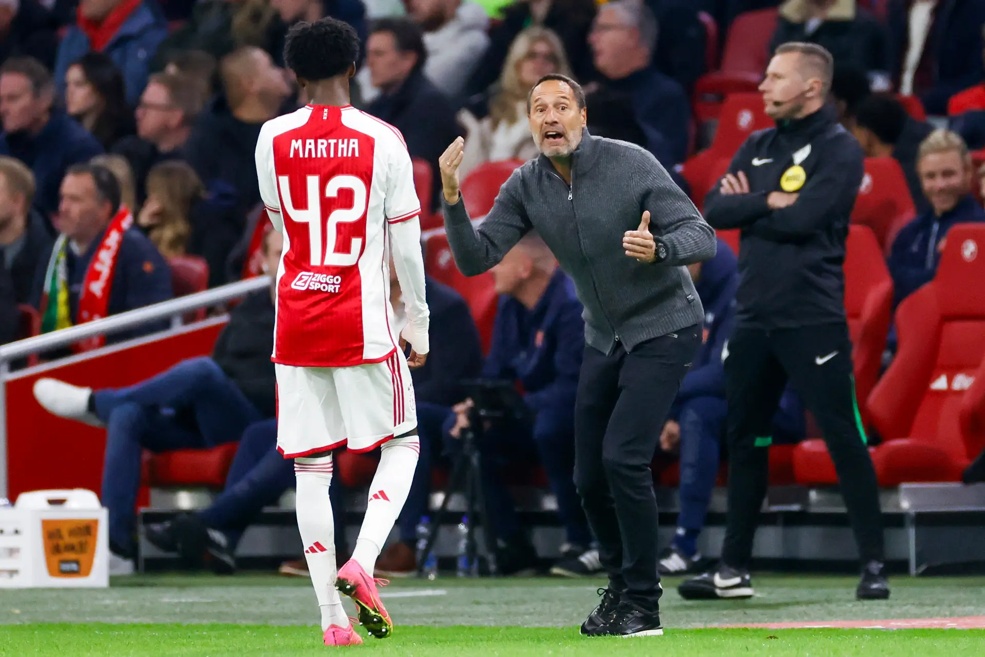 'Ajax en Martha in gesprek over nieuw contract voor vleugelverdediger'