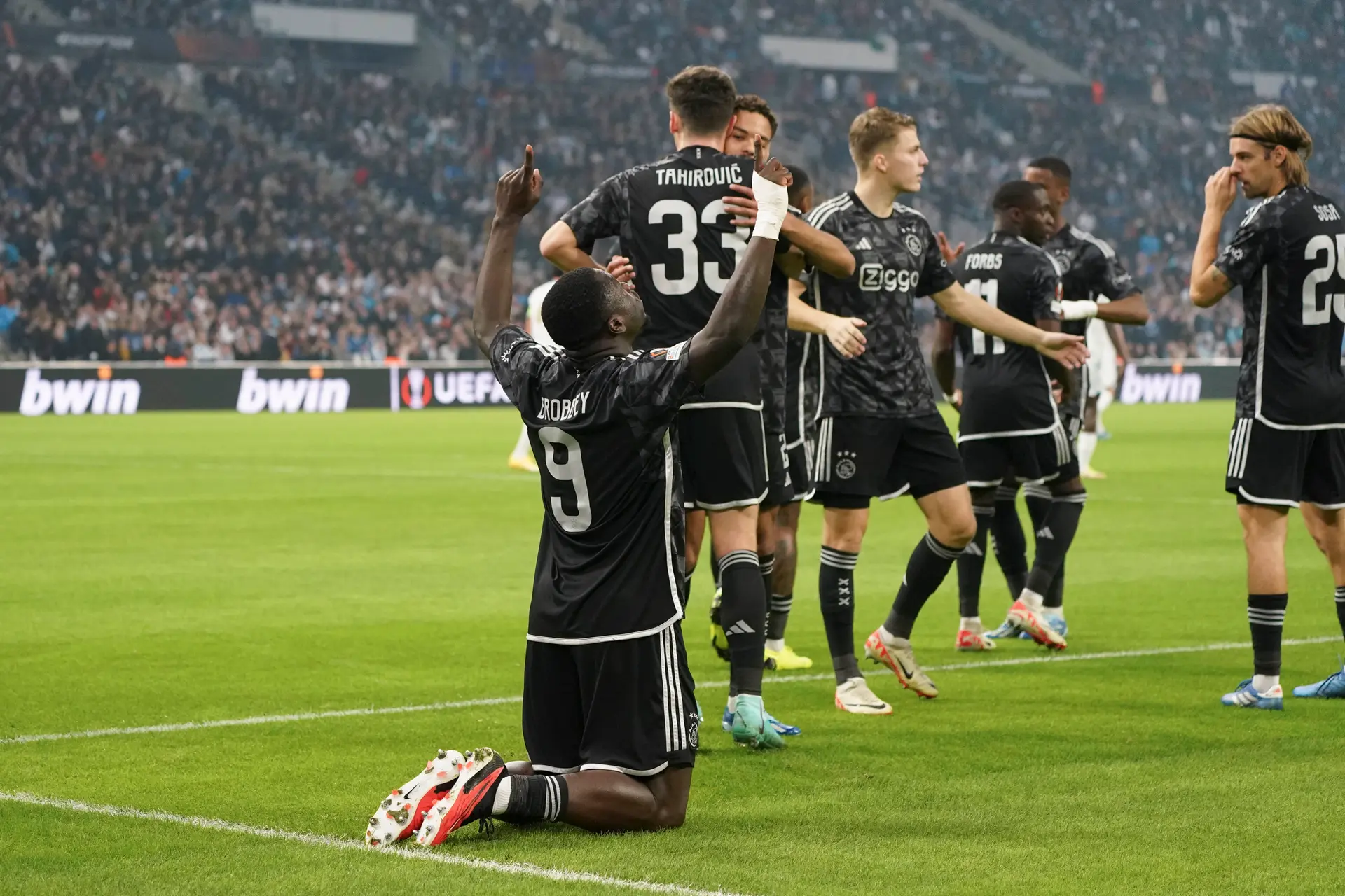 Ajax uitgeschakeld in Europa League na doelpuntrijke nederlaag in Marseille