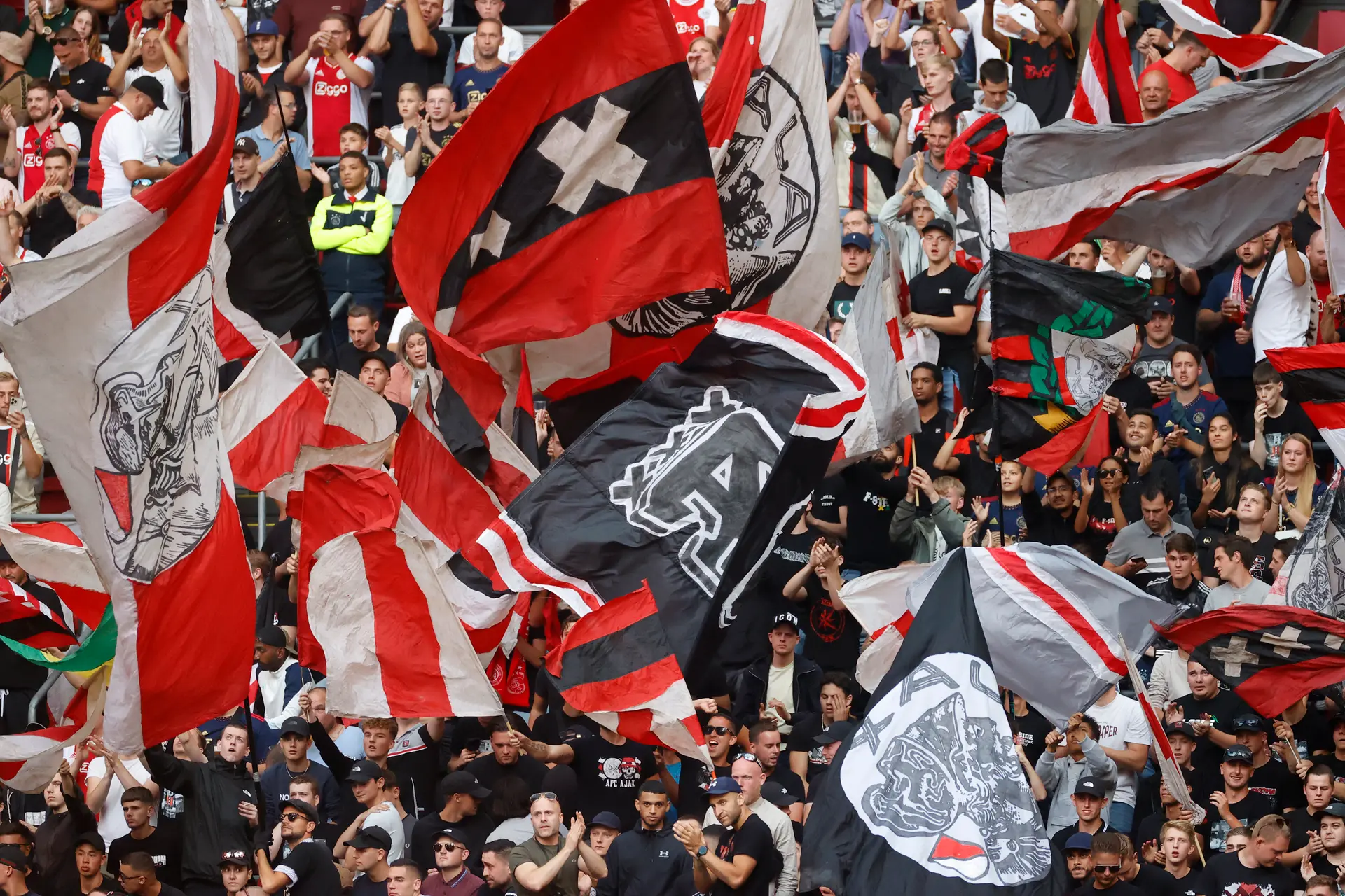 Geen vlaggen met politiek statement meer welkom in Johan Cruijff ArenA