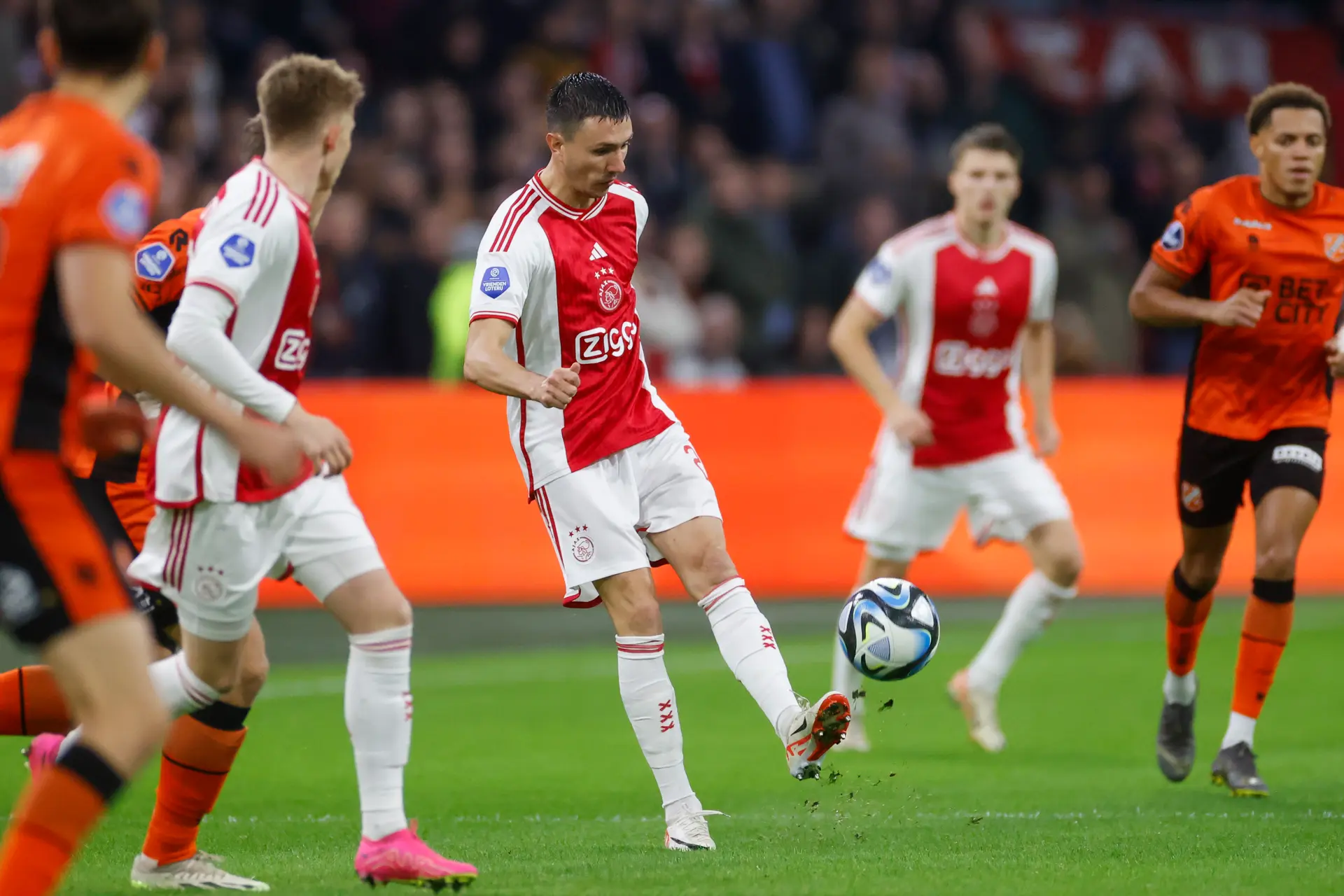 Ajax wint met 2-0 van Fc Volendam door doelpunten van Bergwijn en Akpom