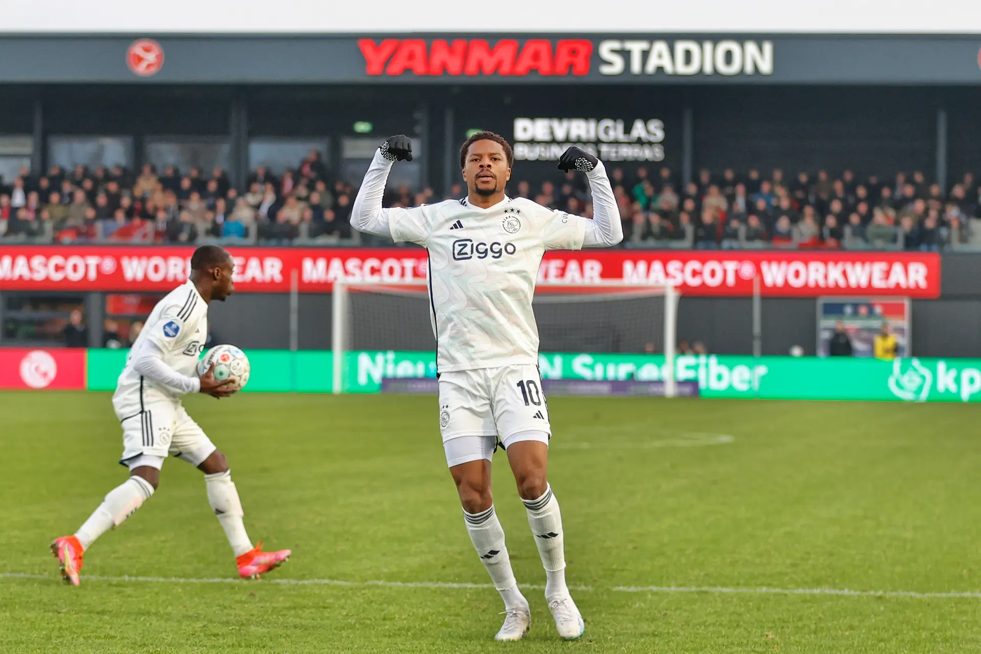 Biseswar over Akpom: 'Hij was een London Boy: niet op zijn mondje gevallen'