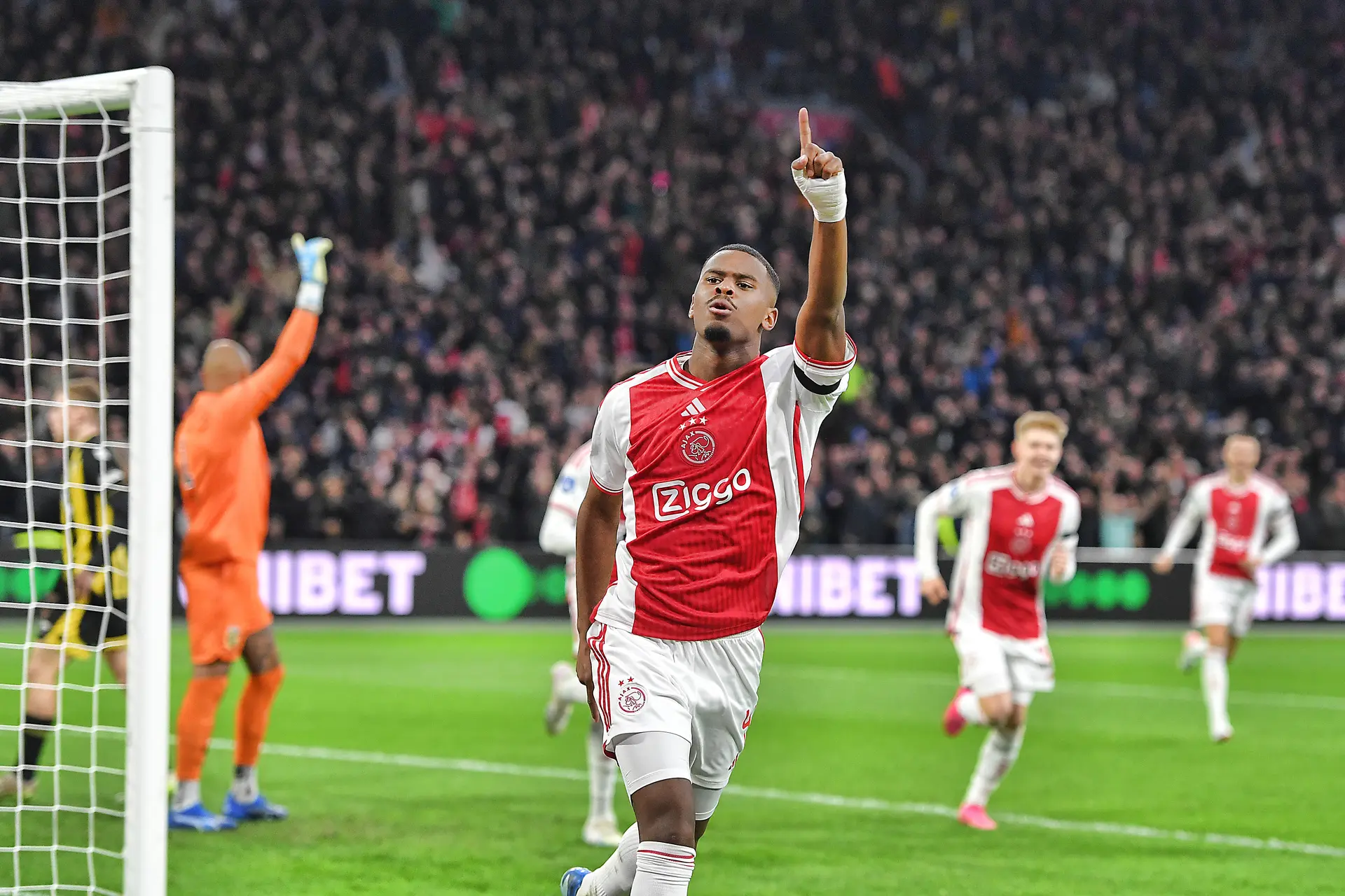 Ajax boekt overtuigende overwinning op Vitesse