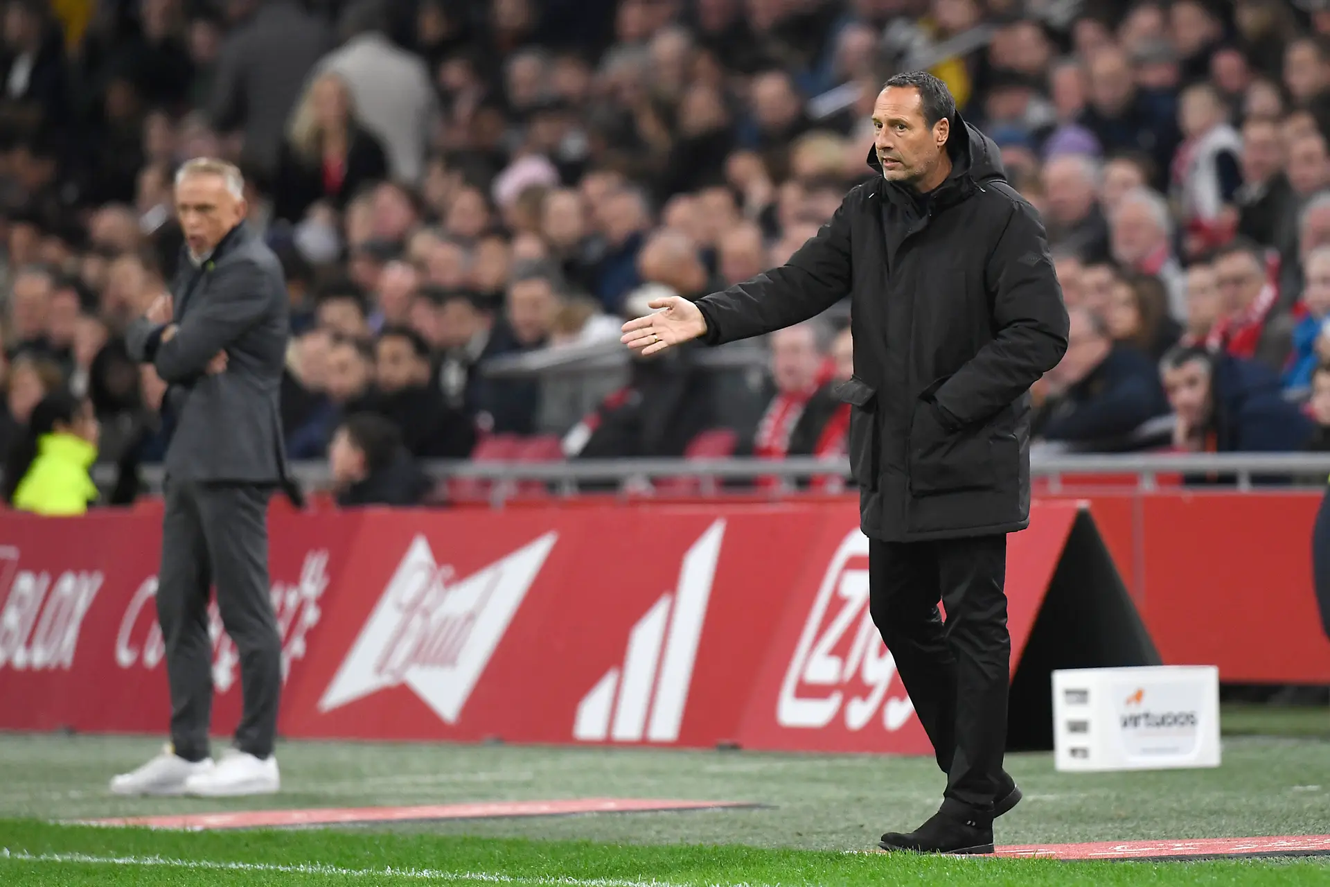 Van 't Schip prijst Hlynsson: 'Hele goede, slimme speler, hij snapt waar hij moet lopen'