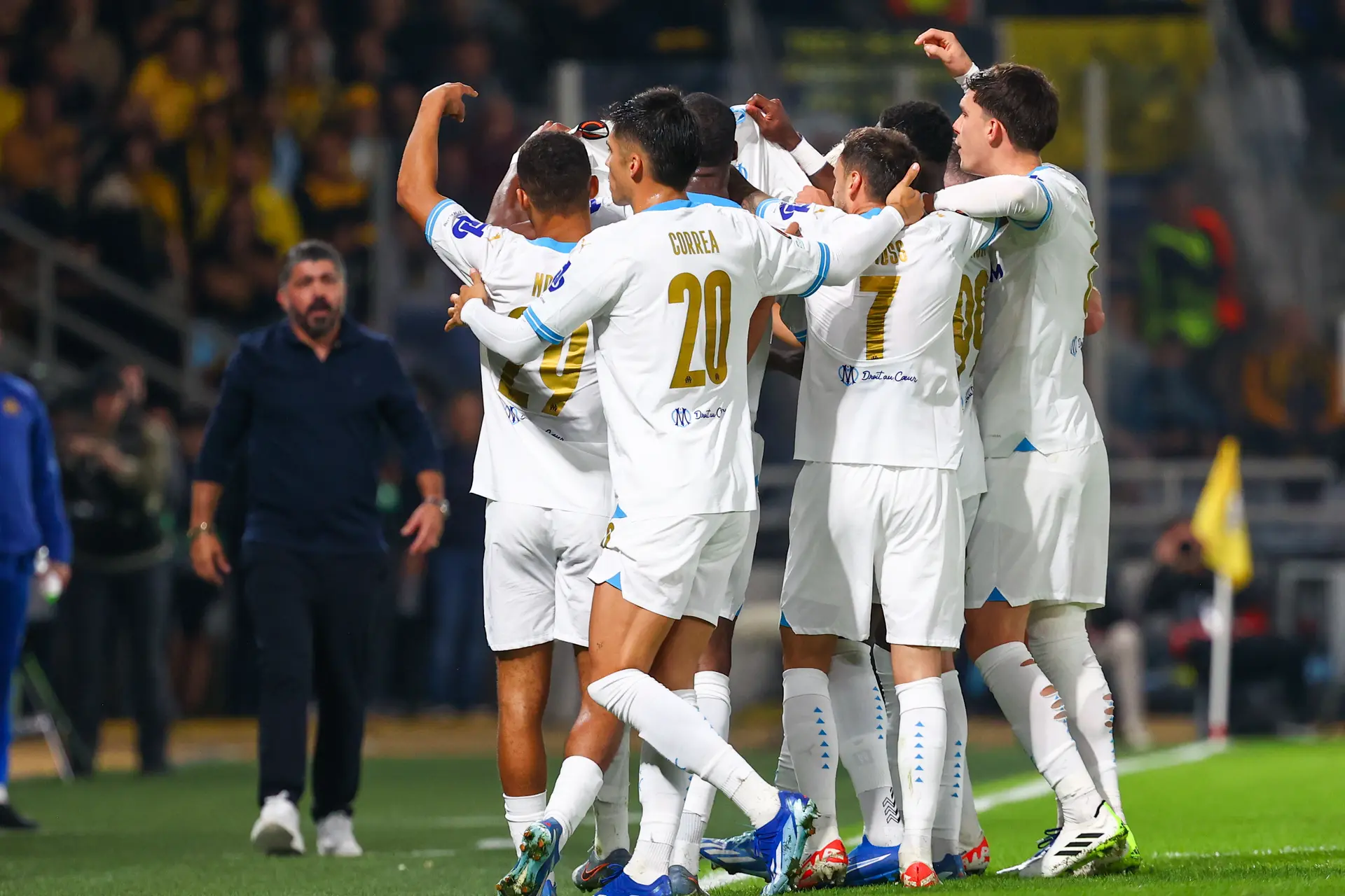 Olympique Marseille doet goede zaken door te winnen bij AEK Athene
