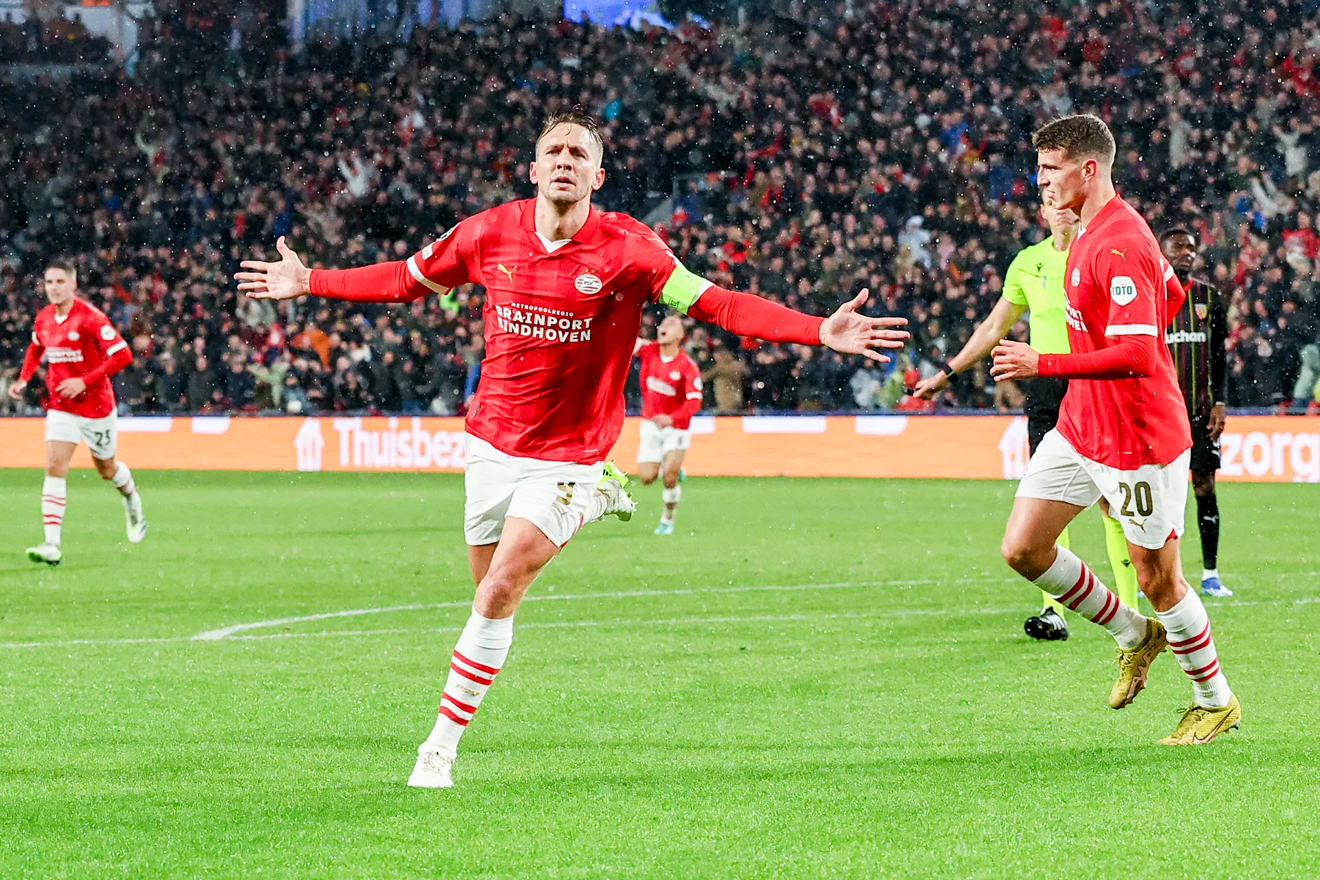 PSV bereikt achtste finales Champions League na comeback in Sevilla en zege Arsenal