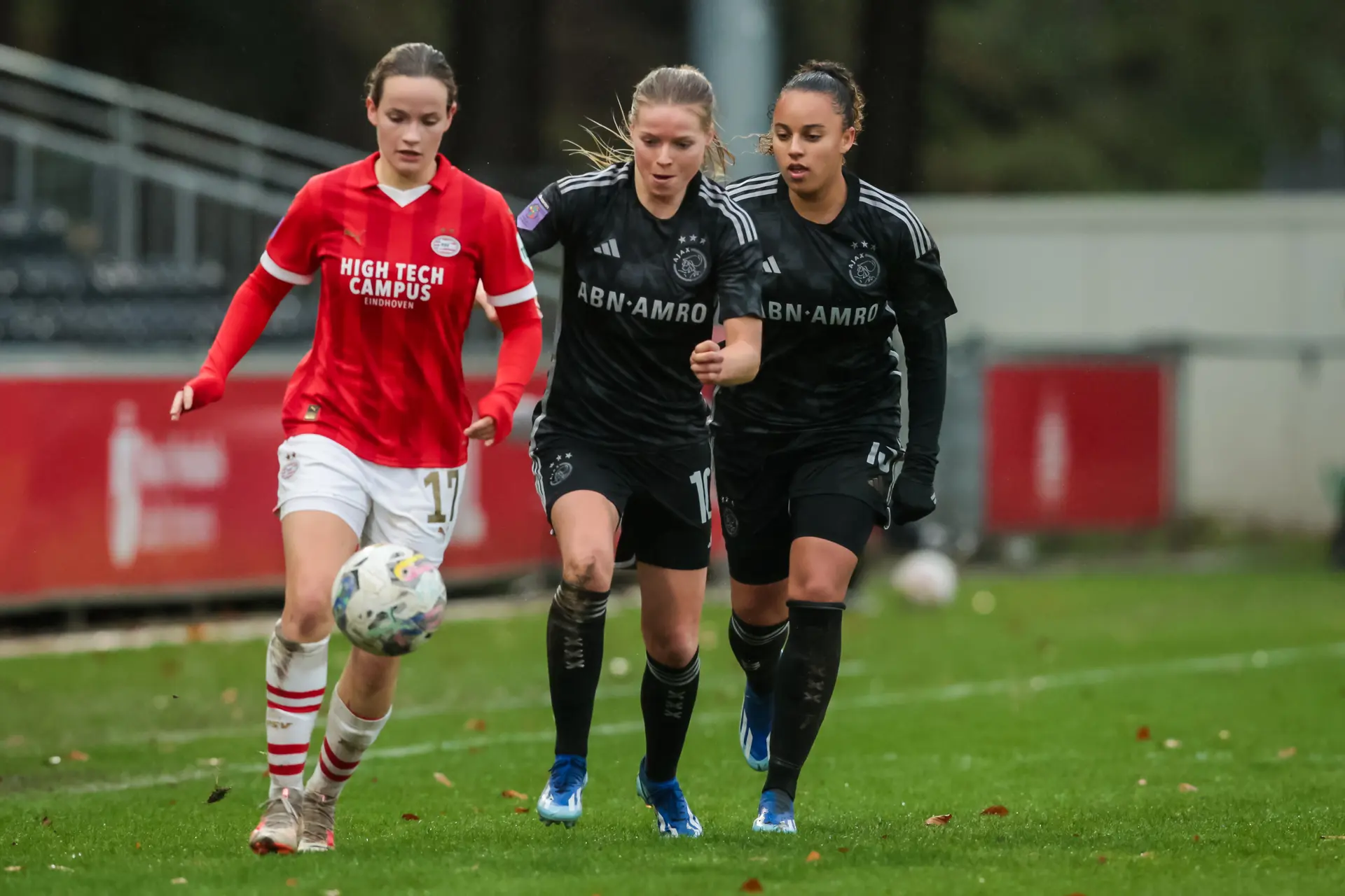 Ajax Vrouwen geven overwinning in slotfase uit handen en spelen gelijk in Eindhoven
