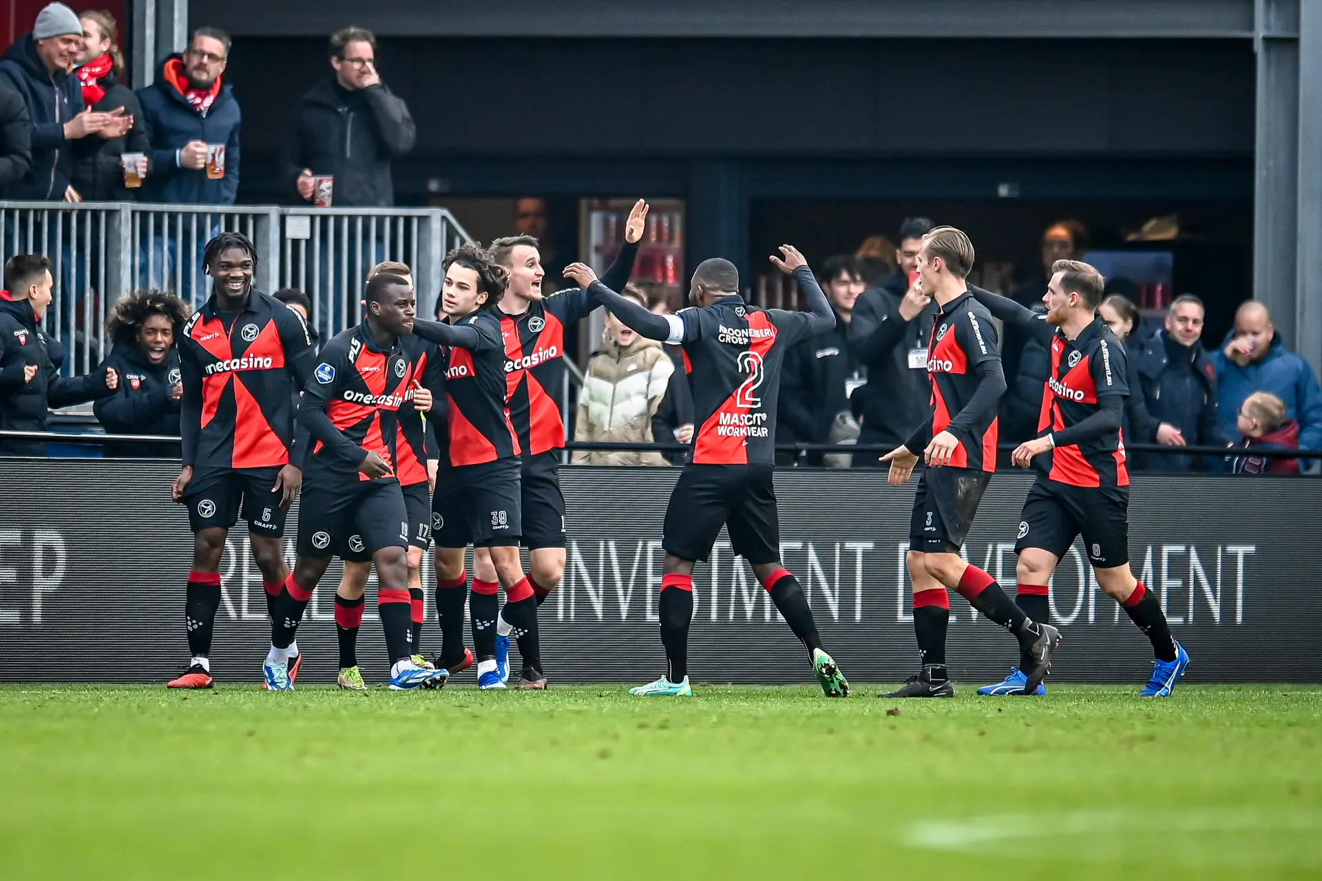 Almere City wint na Rotterdams eigen doelpunt nipt van Excelsior