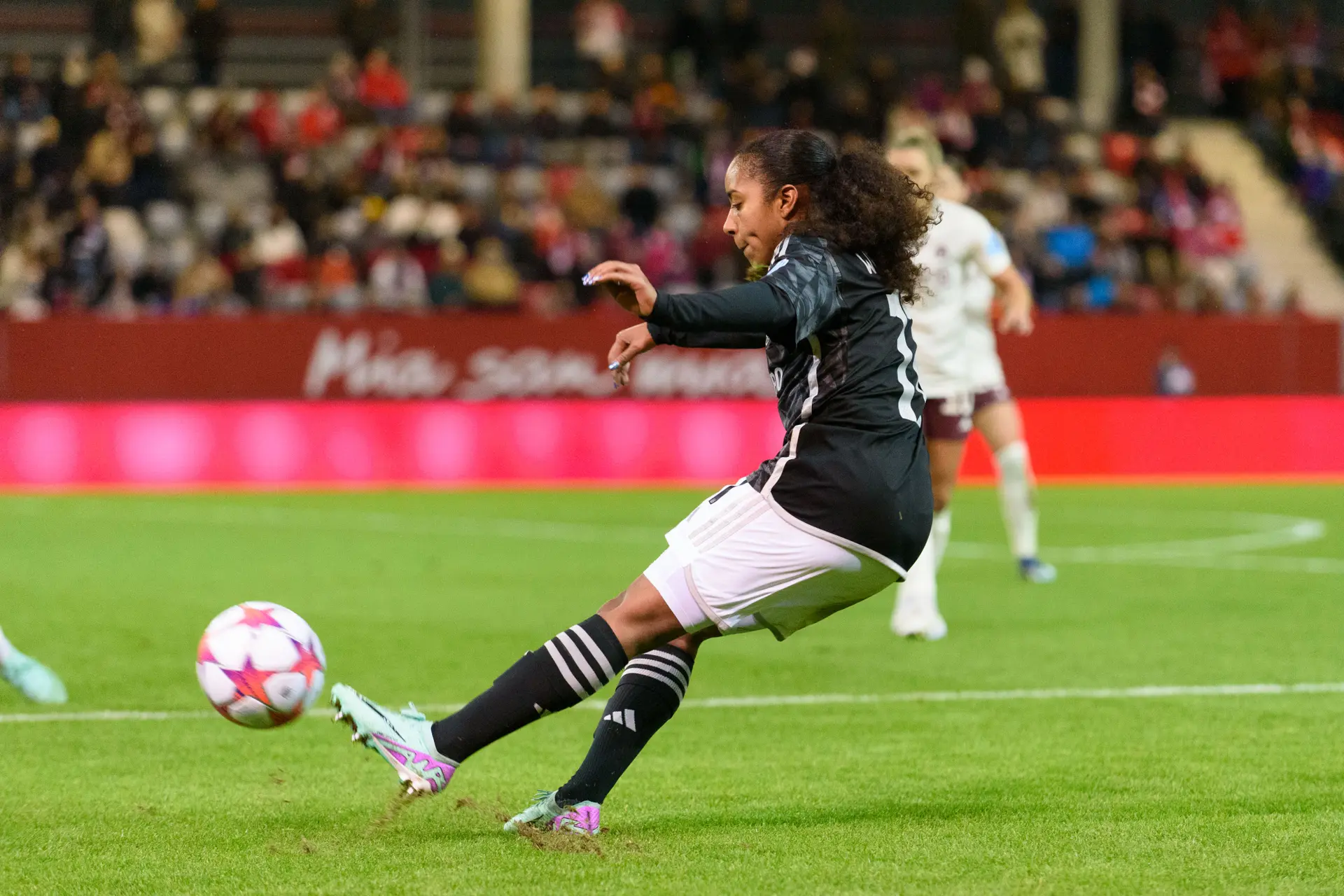 Ajax Vrouwen spelen gelijk bij Bayern München
