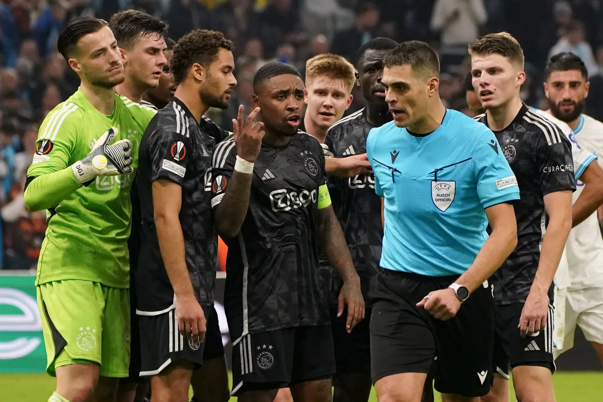 Bergwijn hekelt arbitrage tijdens wedstrijd in Marseille: 'Ik heb het net teruggezien, schandalig'