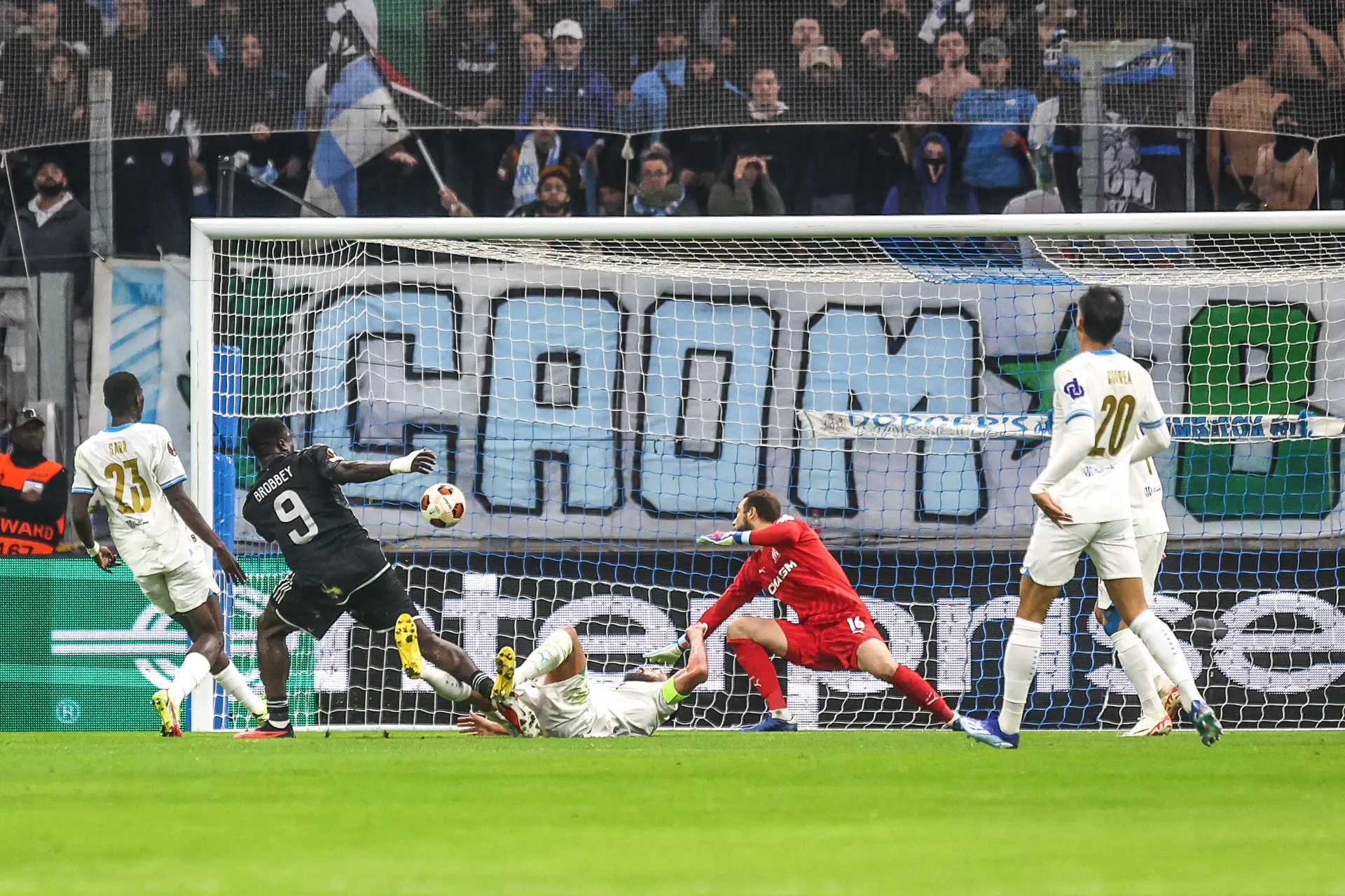Franse media: 'Brobbey de grote uitblinker, Berghuis de schlemiel'