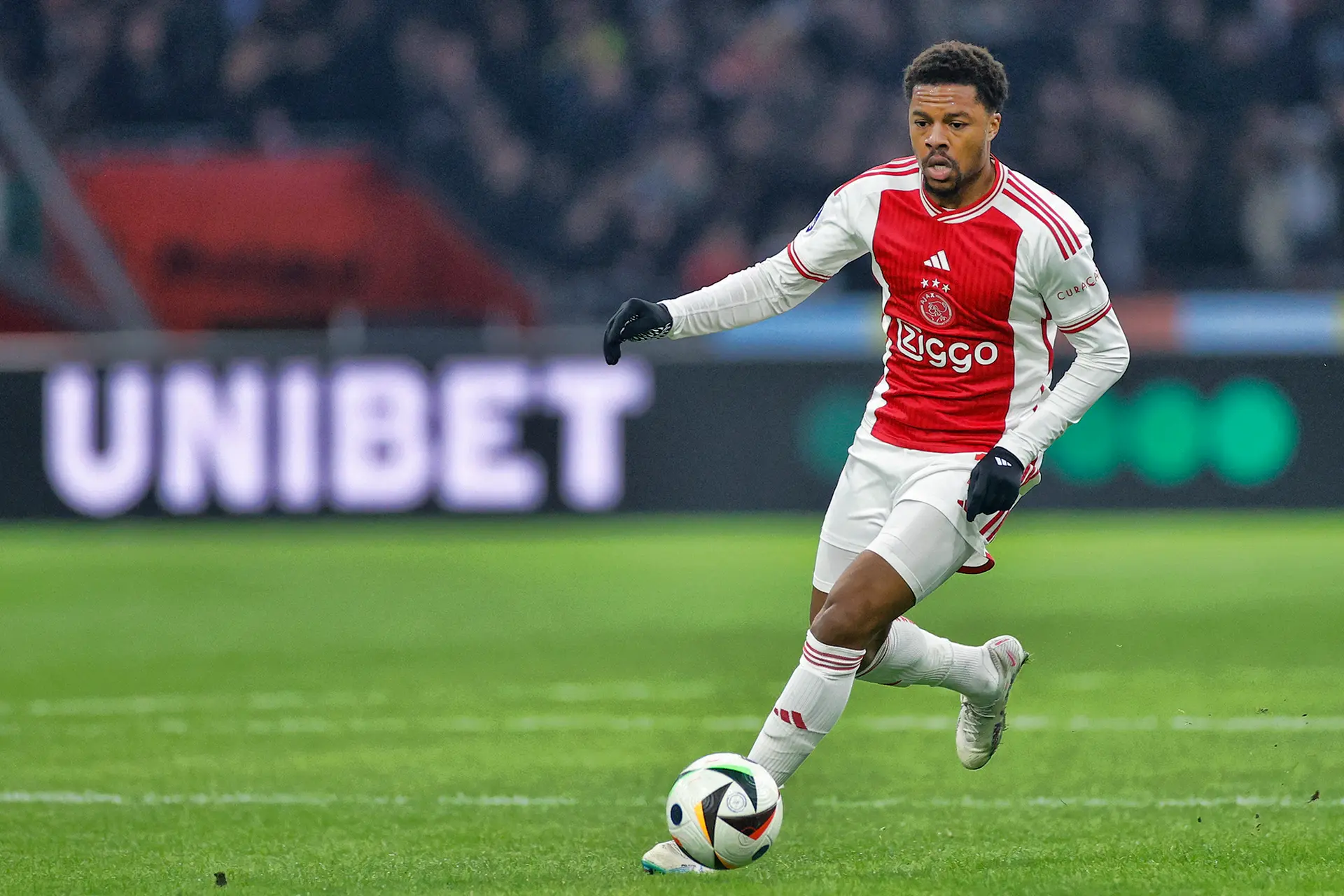 Van 't Schip kiest voor Akpom, Forbs en Sosa tegen AEK Athene