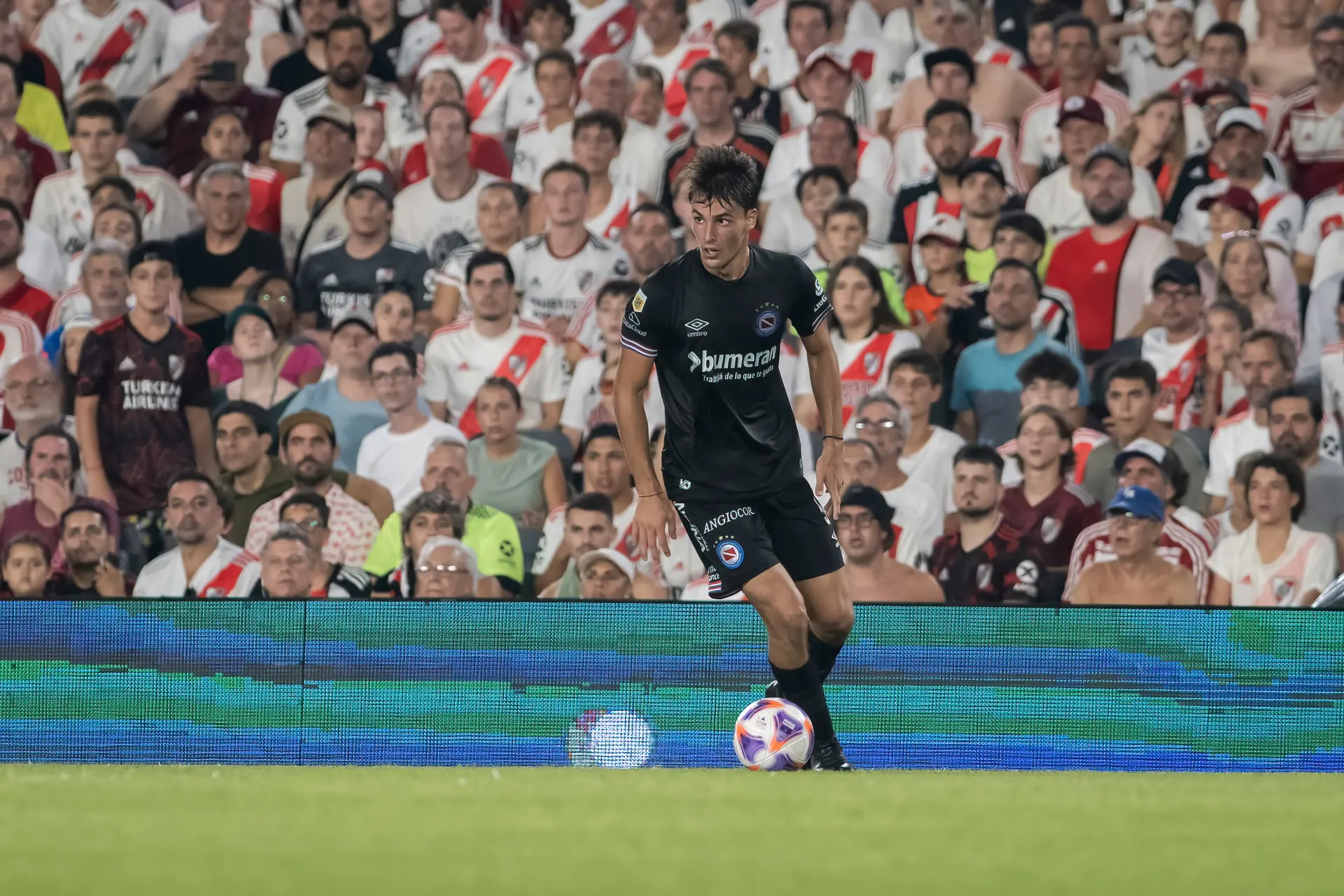 Geruchtenmolen: 'Ajax informeert naar toekomstplannen Redondo'