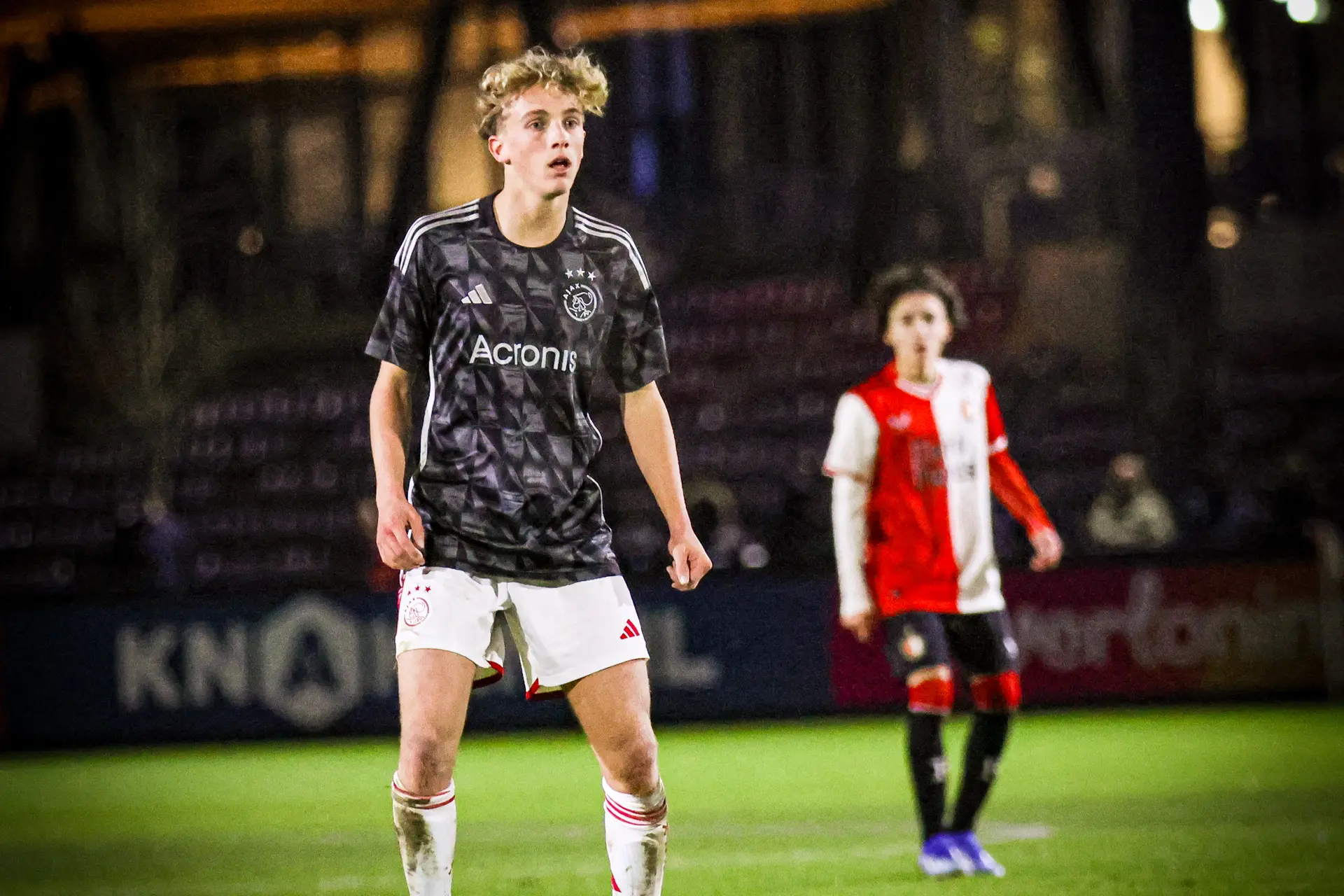 Ajax O16 verliest mini-Klassieker; Ajax O17 geeft 0-3 voorsprong weg in Alkmaar
