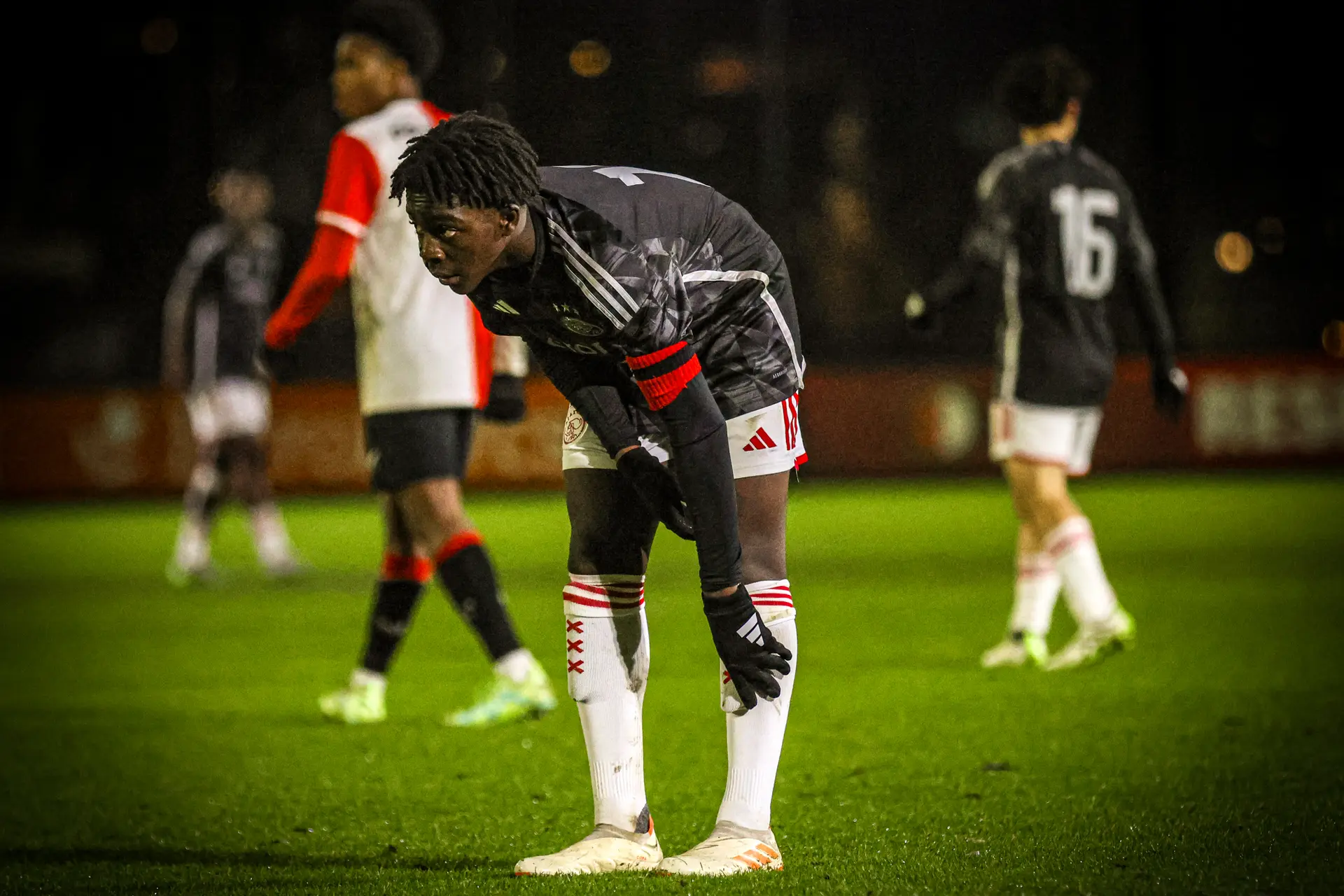 Ajax laat opnieuw toptalent tekenen: Acheampong wordt beloond met eerste contract
