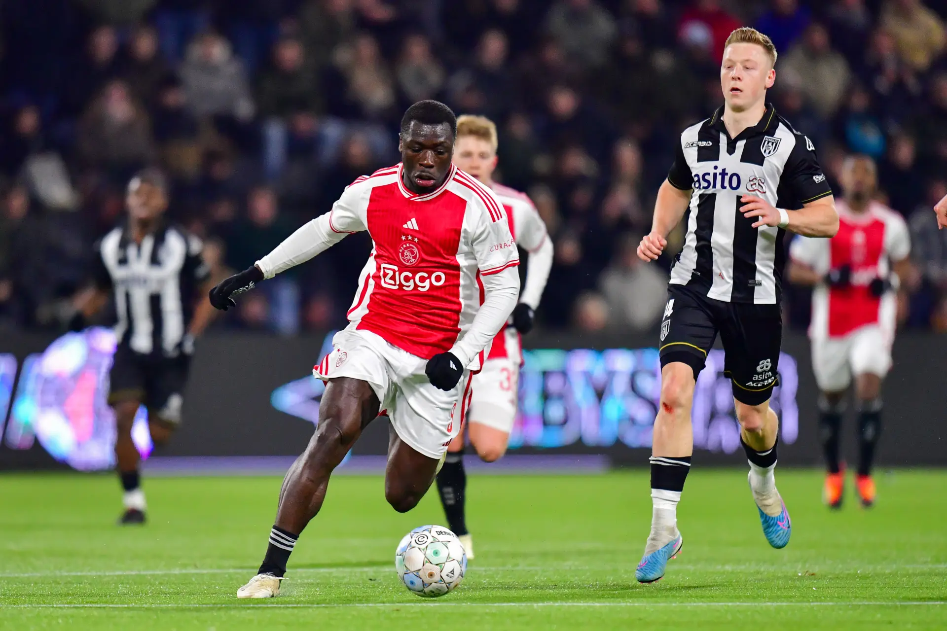 Kranten: 'Brobbey houdt Ajax op koers voor derde plaats'