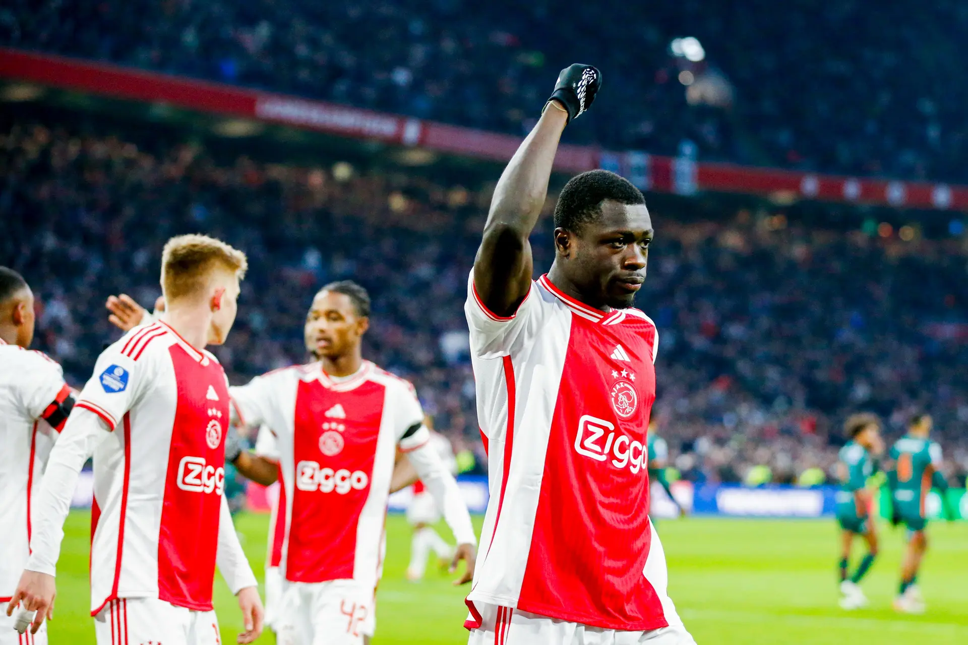 Ajax wint relatief eenvoudig van RKC Waalwijk en loopt in op concurrentie