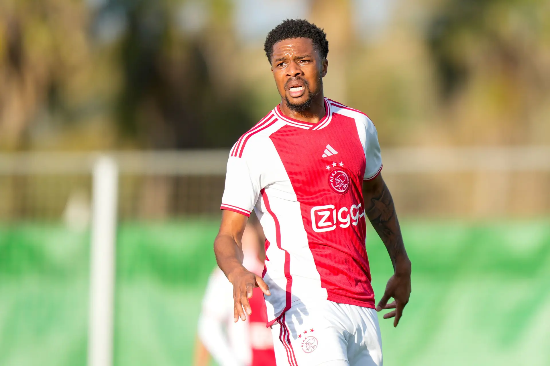 Akpom hoopt gewoon bij Ajax te blijven: 'Voor mijn gevoel ben ik honderd procent een Ajax-spits'
