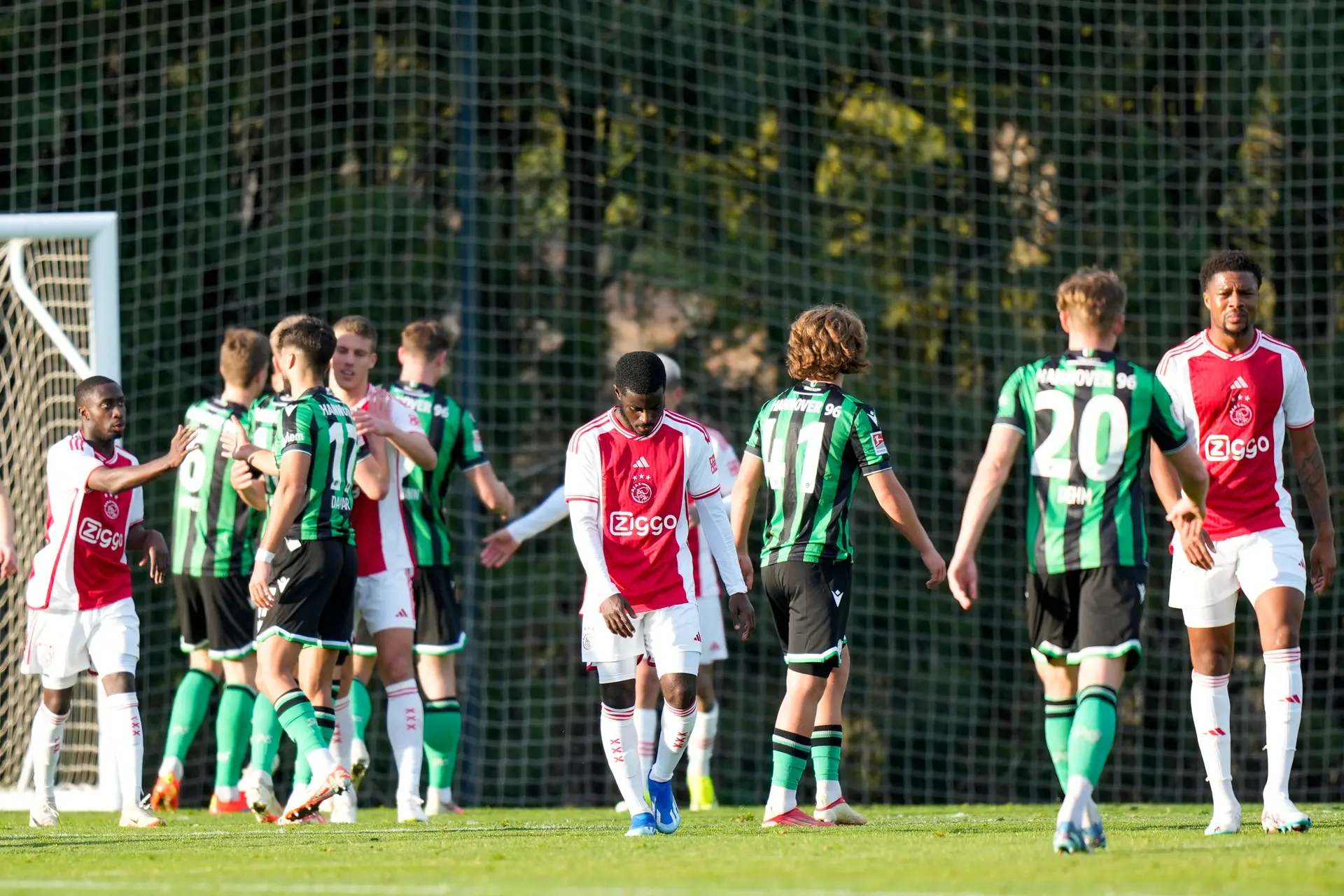 Reserves Ajax hard en kansloos onderuit in eerste oefenduel met Hannover 96