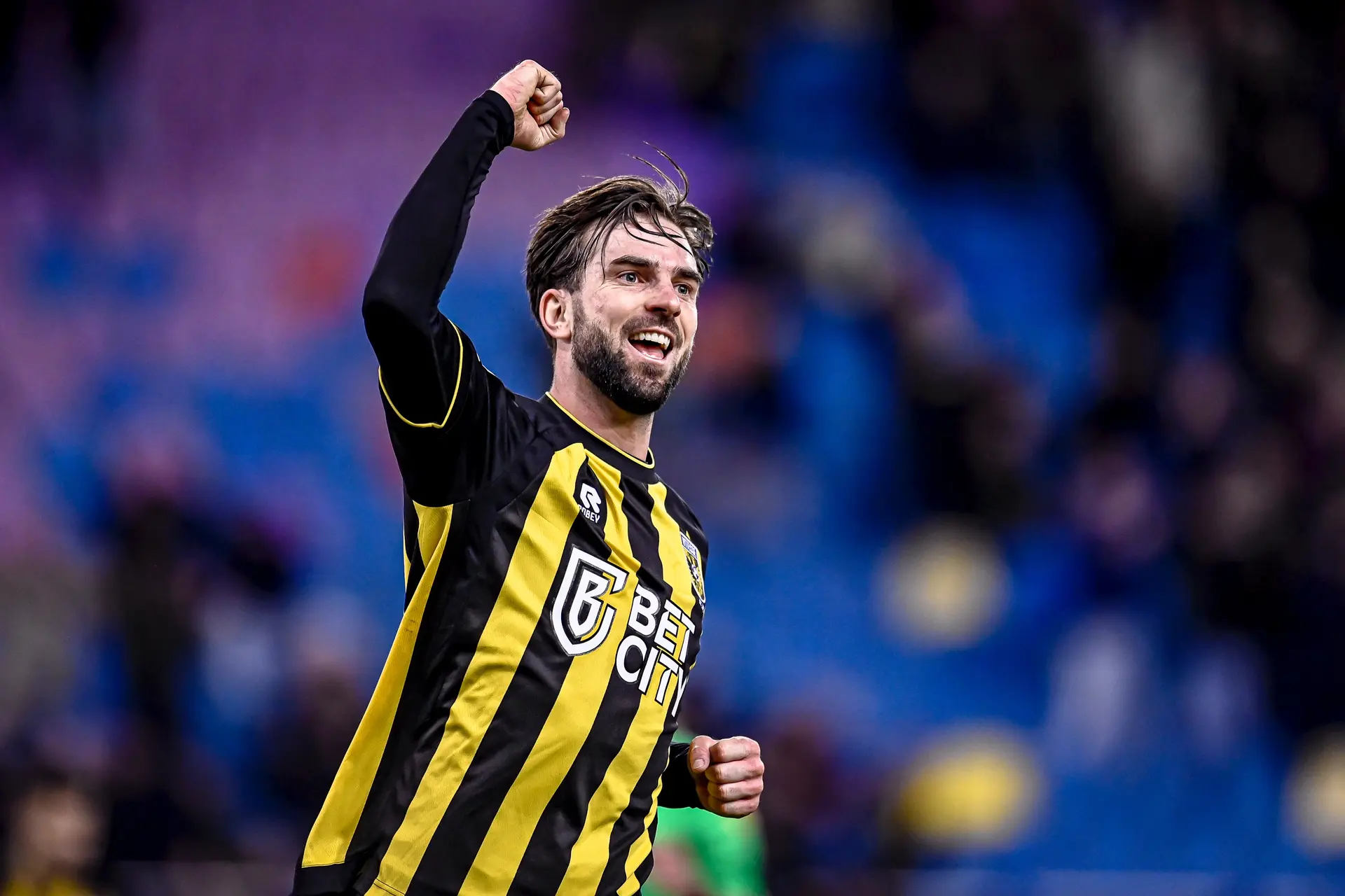 Vitesse bekert door na krappe zege op AFC, USV Hercules - SC Cambuur afgelast door bevroren veld