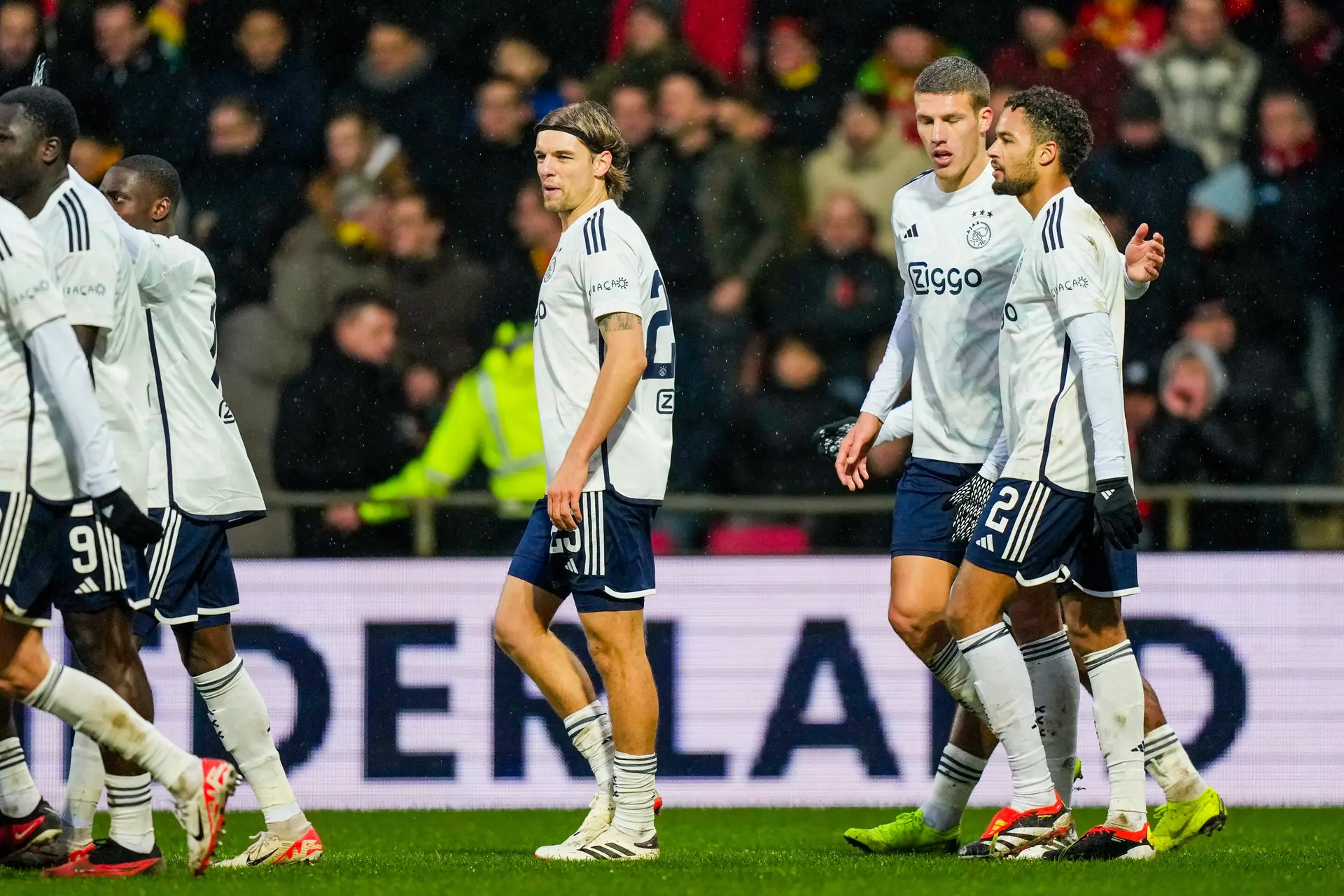 Ajax boekt moeizame overwinning op Go Ahead Eagles dankzij uitblinkende Ramaj