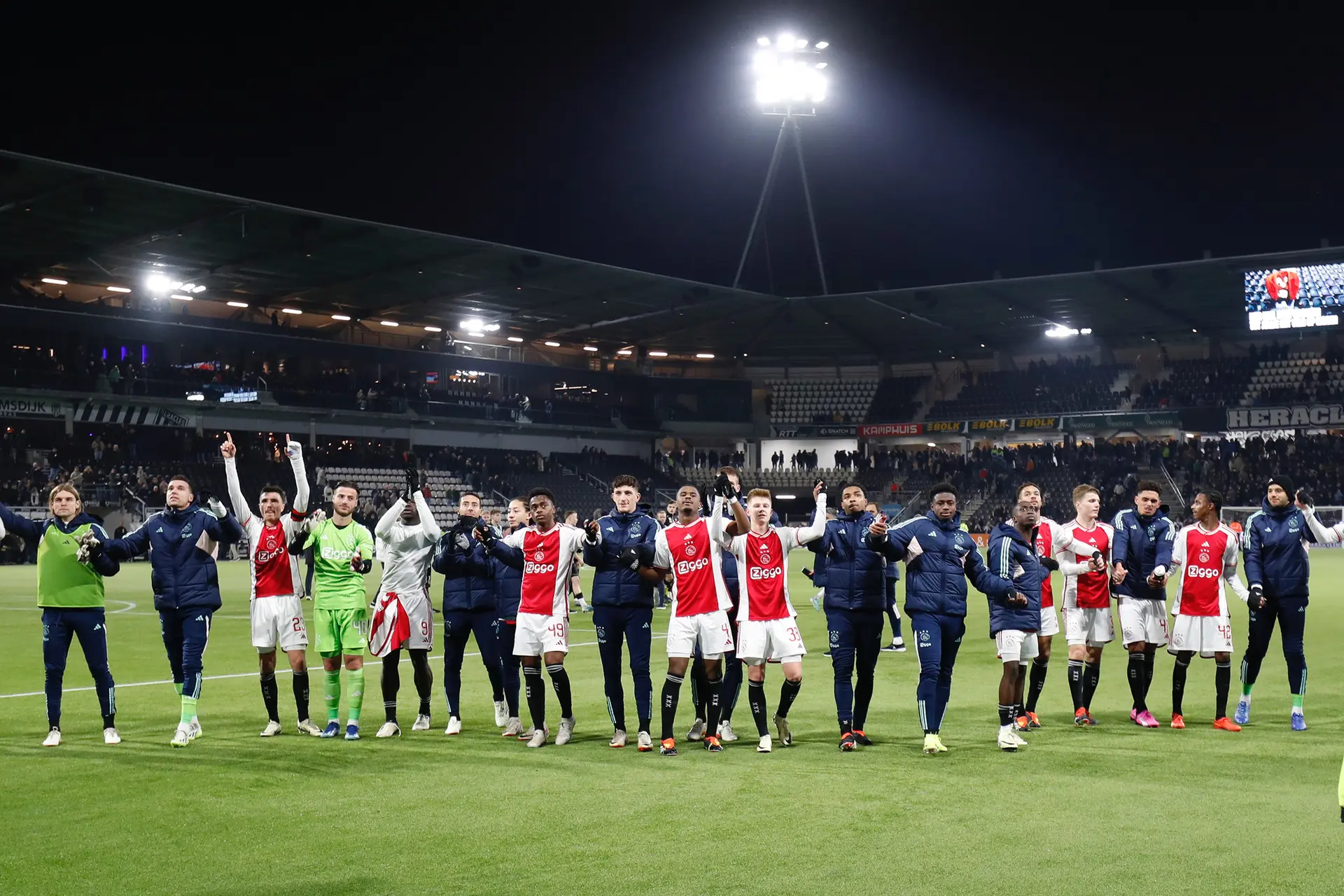 Kwakman en Luijckx lovend over 'groeiend' Ajax: 'Vallen makkelijker aan dan PSV'