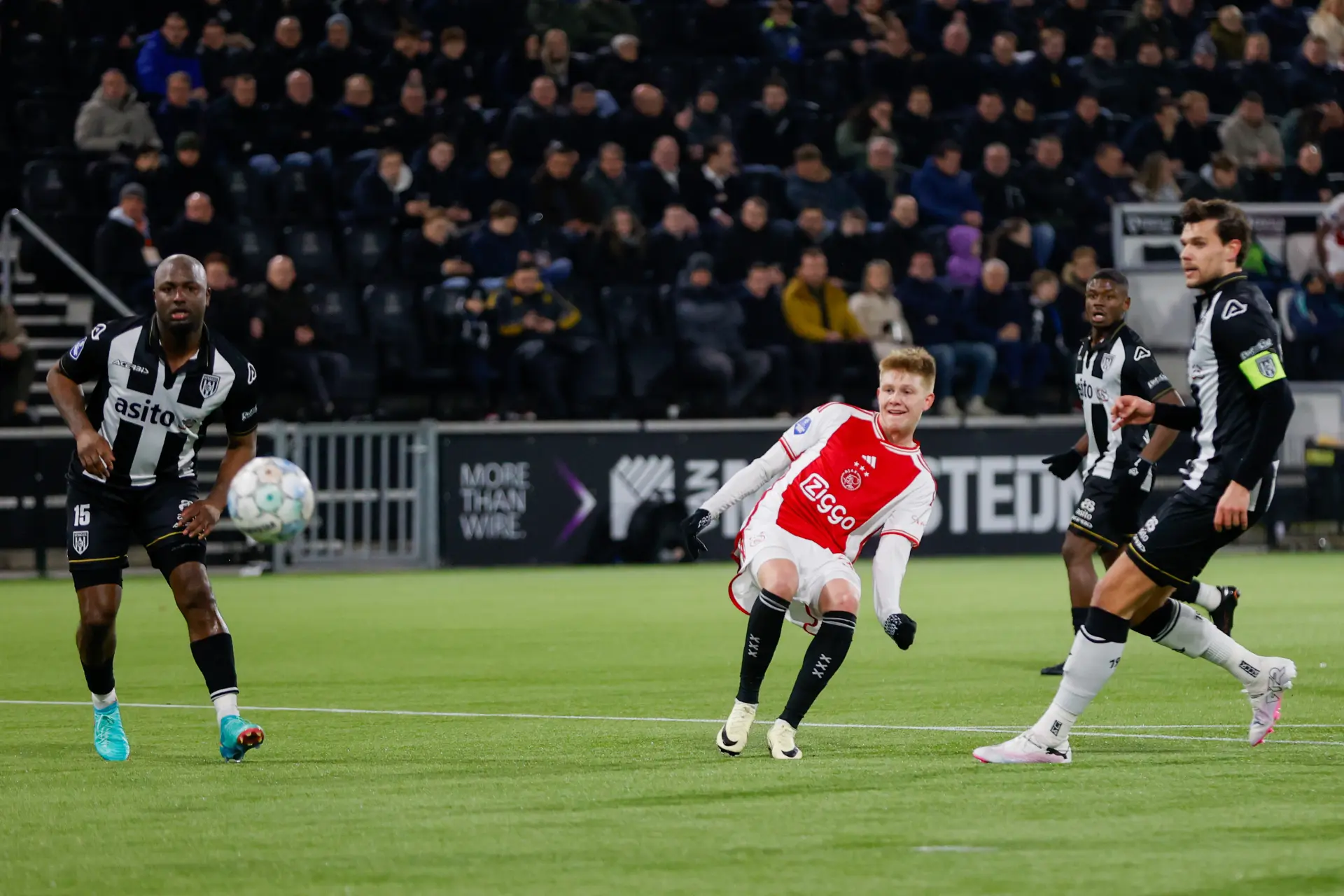 Hlynsson merkt andere sfeer bij Ajax: 'Meer plezier op het veld en in de kleedkamer'